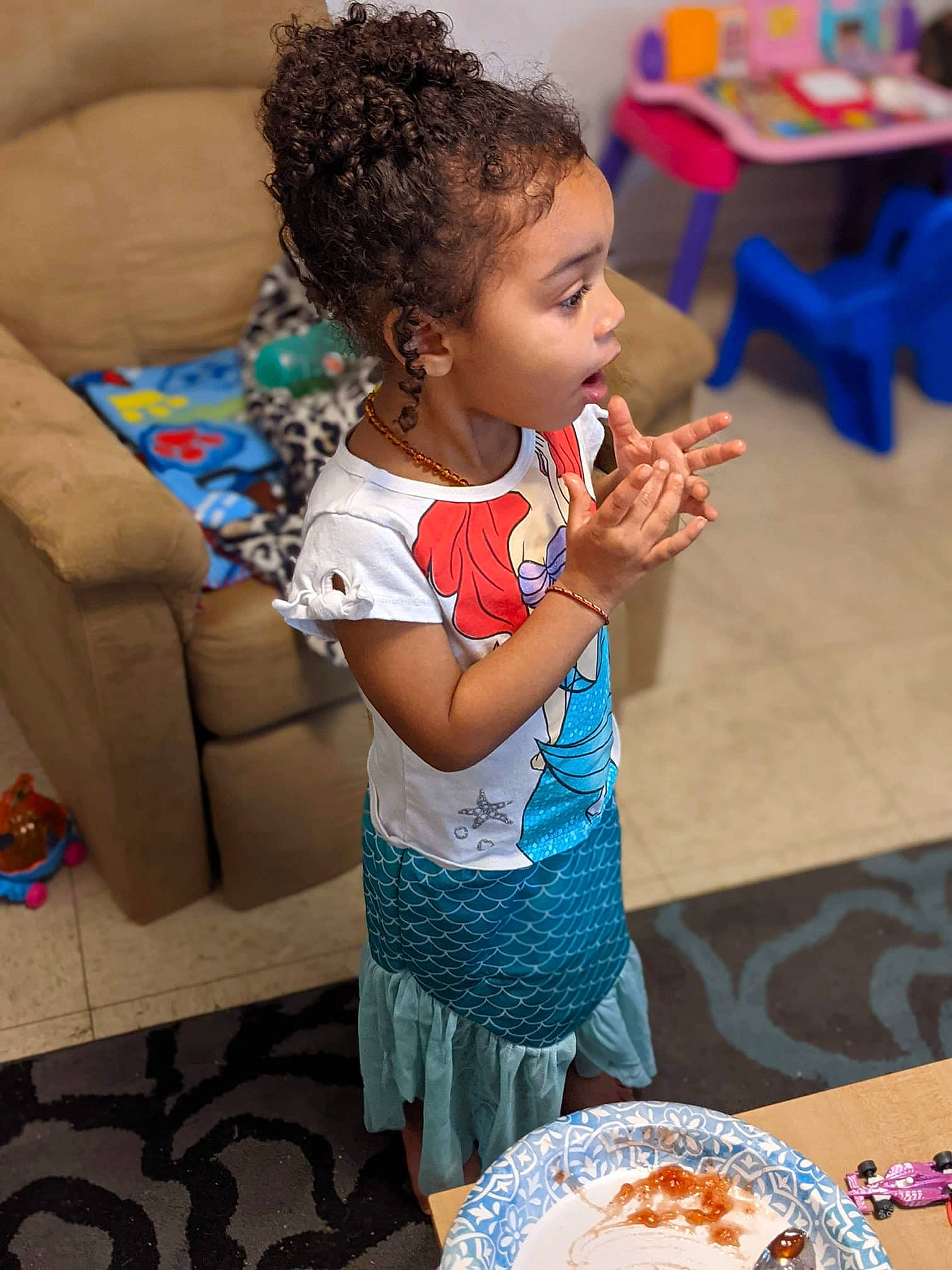 Kya is registered to the contest to win money with this photo: blue, chair, child, comfort_food, dessert, event, fun, green, happy, leisure, party, person, plate, platter, play, room, t_shirt, table, tableware, toddler