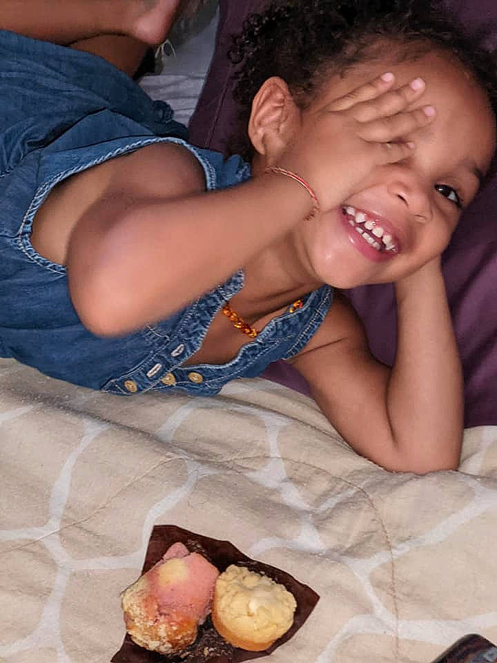 Kya is registered to the contest to win money with this photo: abdomen, arm, baby, chest, child, comfort, finger, fun, gesture, hand, happy, human_body, human_leg, joy, mouth, nail, person, skin, textile, thigh