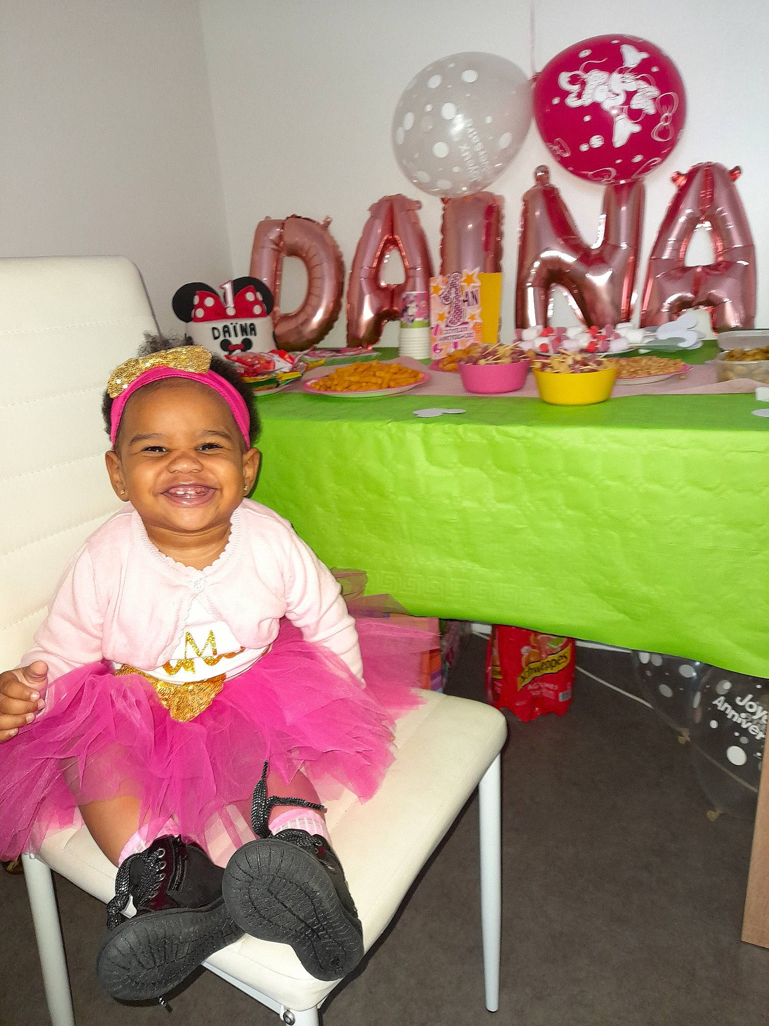 Daïna a rejoint le concours — aidez-le/la à gagner de superbes lots ! baby_toddler_clothing, balloon, chair, child, decoration, event, fun, happy, headwear, joy, magenta, party, party_supply, person, pink, purple, room, sitting, smile, sock