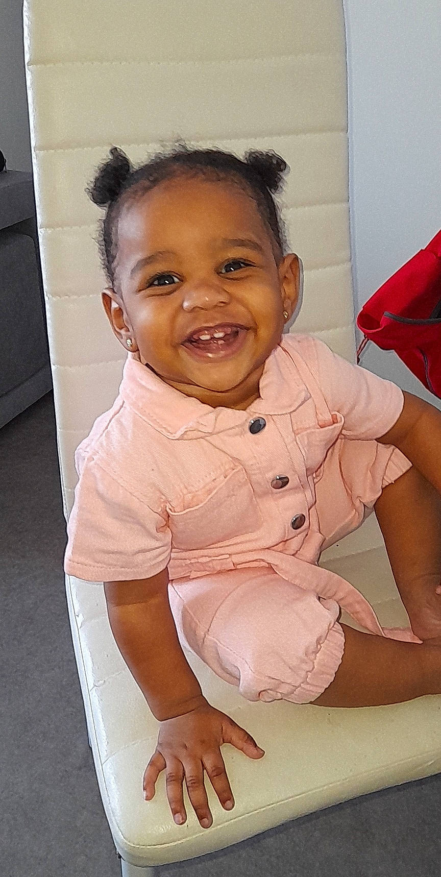 Daïna a rejoint le concours — aidez-le/la à gagner de superbes lots ! baby_toddler_clothing, cheek, comfort, dress, elbow, gesture, happy, head, human_body, joy, lip, mouth, neck, nose, people, person, skin, sleeve, smile, thigh