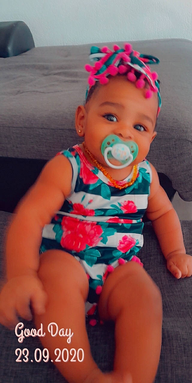 Daïna a rejoint le concours — aidez-le/la à gagner de superbes lots ! baby, baby_toddler_clothing, blue, cheek, dress, eye, face, finger, happy, hat, head, headgear, iris, lip, mouth, person, photograph, pink, skin, summer