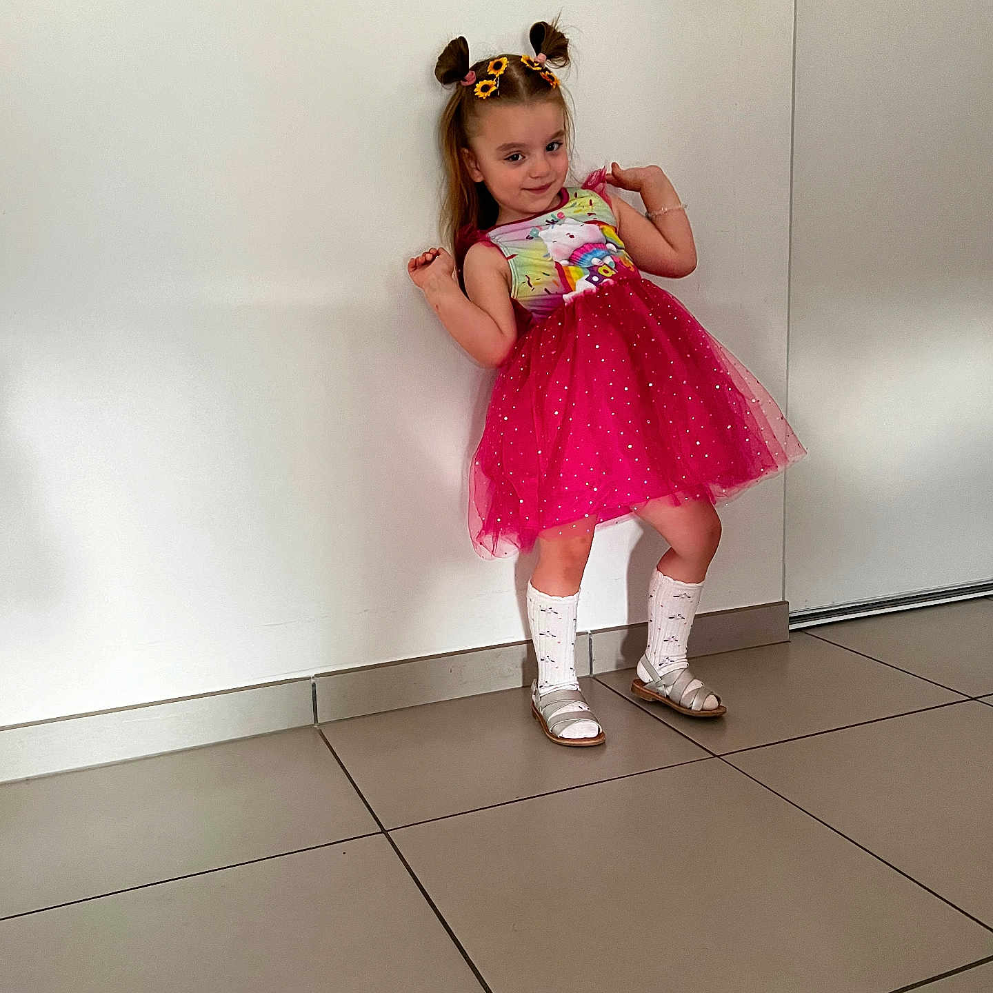 Melissa a rejoint le concours — aidez-le/la à gagner de superbes lots ! bodypart, child, clothing, costume, dress, face, female, finger, footwear, formalwear, girl, hand, head, person, photography, portrait, sandal, shoe, sitting, skirt