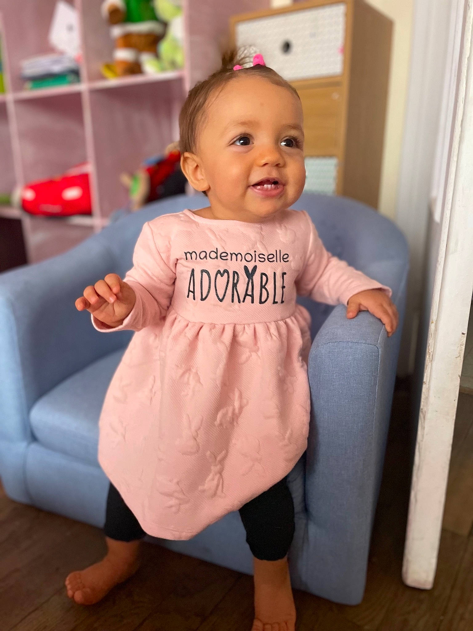 Mya participe au concours pour gagner de l'argent avec cette photo : baby, baby_toddler_clothing, cheek, child, comfort, event, eye, face, floor, flooring, foot, happy, human_leg, joint, person, sandal, skin, sleeve, smile, t_shirt