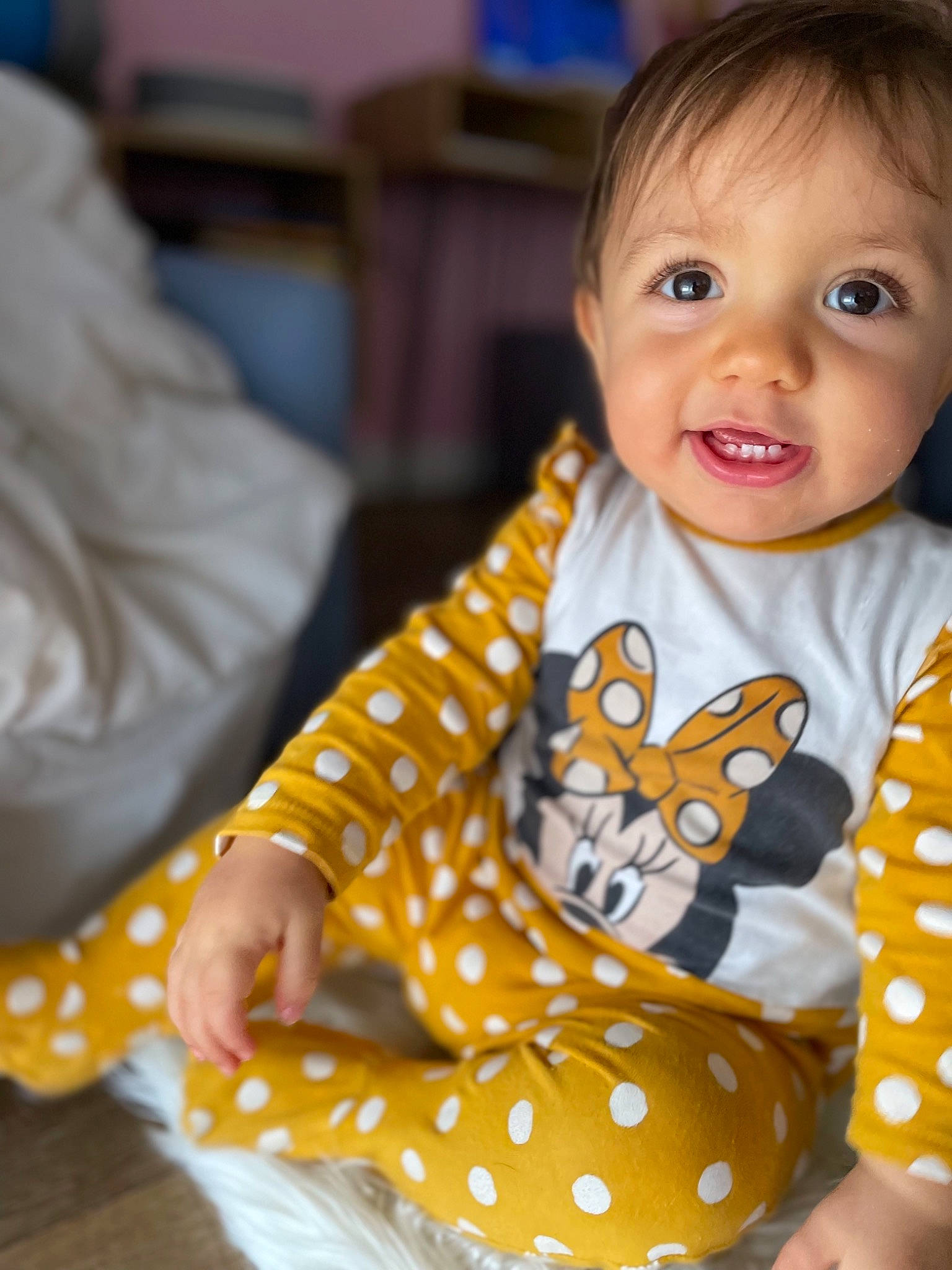 Mya a rejoint le concours — aidez-le/la à gagner de superbes lots ! baby, baby_products, baby_toddler_clothing, blue, cheek, child, comfort, face, fun, happy, human_body, linens, pattern, person, sitting, skin, sleeve, smile, textile, thigh