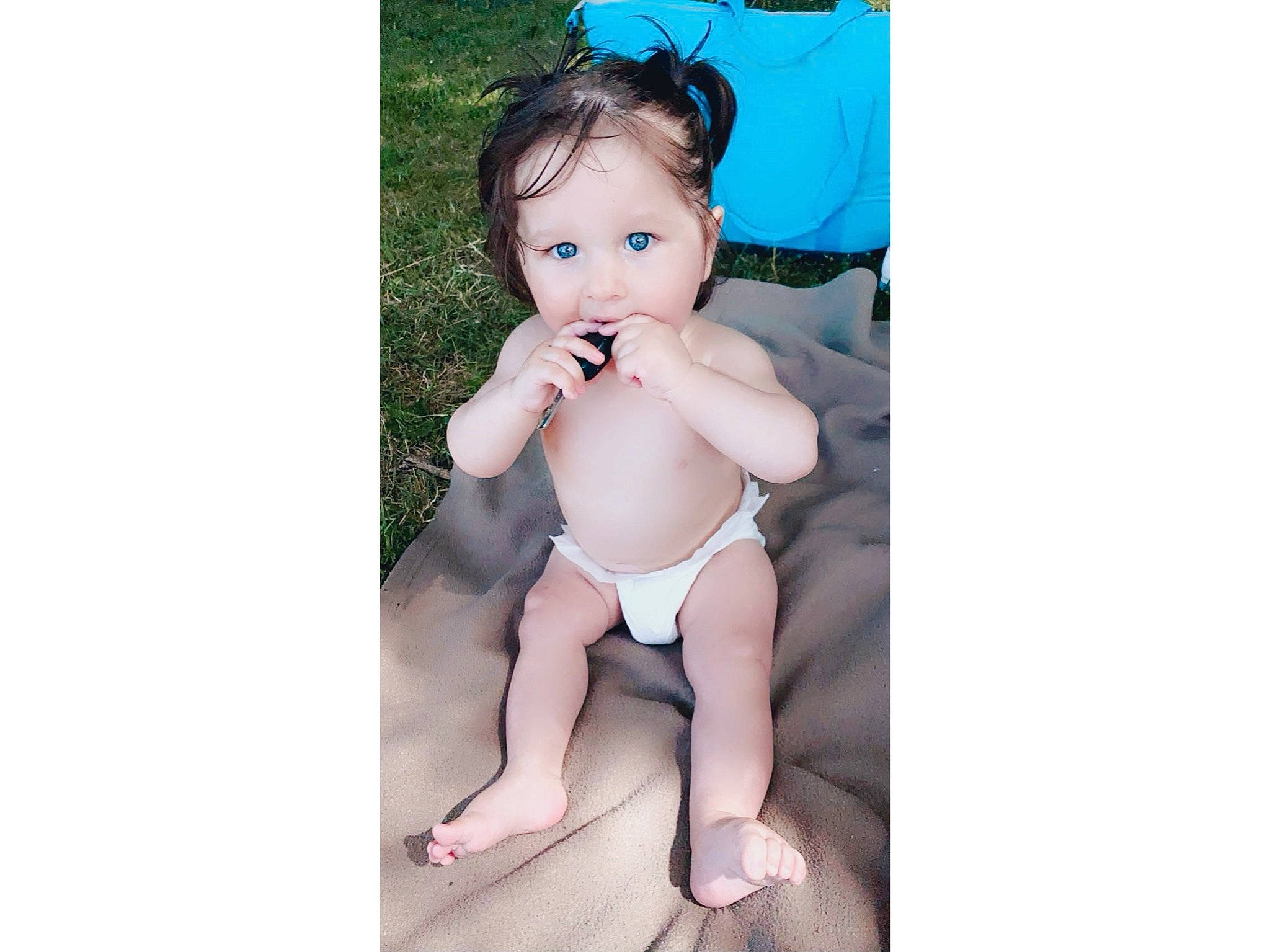 Lyla participe au concours pour gagner de l'argent avec cette photo : abdomen, arm, baby, baby_toddler_clothing, chest, eye, face, happy, human_body, human_leg, knee, person, shorts, sitting, stomach, swimwear, thigh, thumb, toddler, trunk