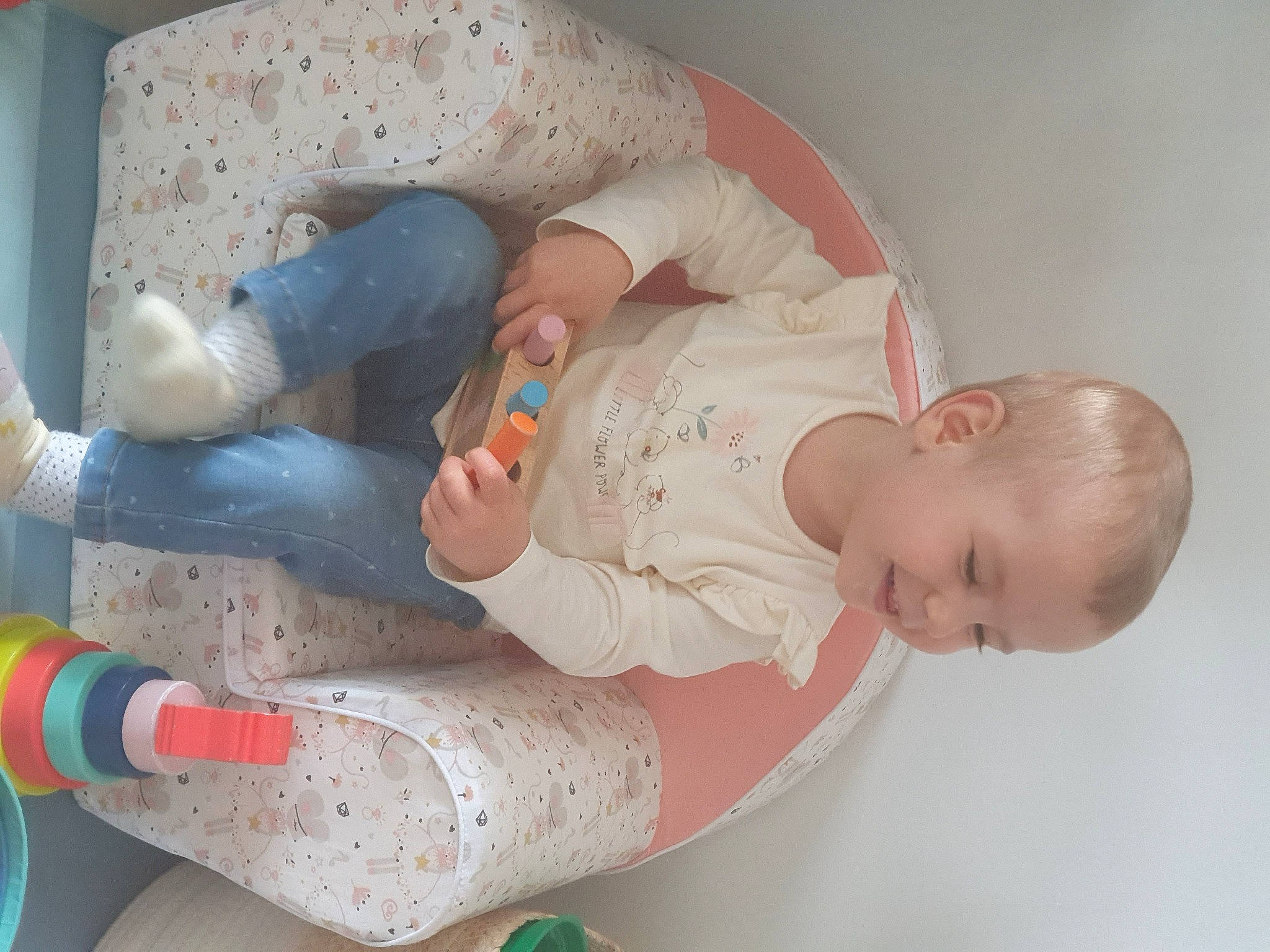 Valentine a rejoint le concours — aidez-le/la à gagner de superbes lots ! baby, baby_products, baby_sleeping, baby_toddler_clothing, carmine, child, comfort, elbow, finger, foot, human_body, human_leg, joint, knee, lap, linens, person, sleeve, sock, thigh