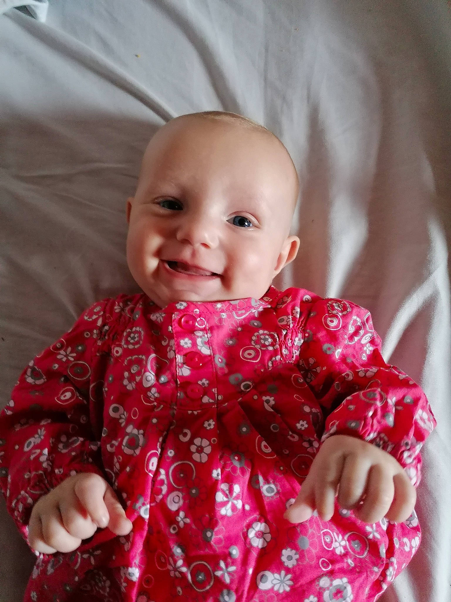 Yoanna participe au concours pour gagner de l'argent avec cette photo : baby, baby_toddler_clothing, cheek, chin, collar, comfort, dress, eye, face, happy, head, iris, joy, magenta, pattern, person, pink, skin, sleeve, smile