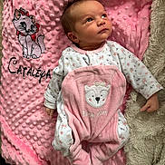 Cataléya a rejoint le concours — aidez-le/la à gagner de superbes lots ! baby, blanket, pink, cartoon_cat, clothing, cute, infant, face, soft_texture, plush, sleepwear, newborn, portrait, lying_down, child, animal_design, fabric, comfort, indoors, cute_expression