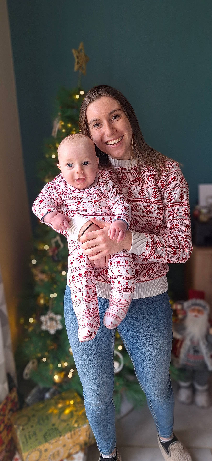 Raphaël participe au concours pour gagner de l'argent avec cette photo : adult, blouse, clothing, face, female, footwear, happy, head, hosiery, jeans, knitwear, pants, people, person, photography, portrait, shoe, smile, sweater, woman