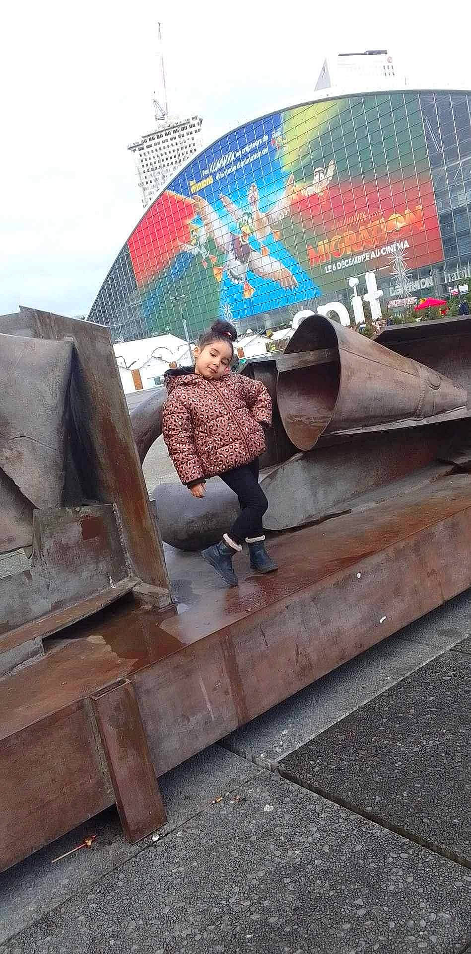 Ambre a rejoint le concours — aidez-le/la à gagner de superbes lots ! asphalt, city, concrete, fashion_accessory, fun, human_leg, leisure, pattern, pedestrian, person, recreation, road_surface, roof, sidewalk, sitting, sky, stairs, street, t_shirt, travel