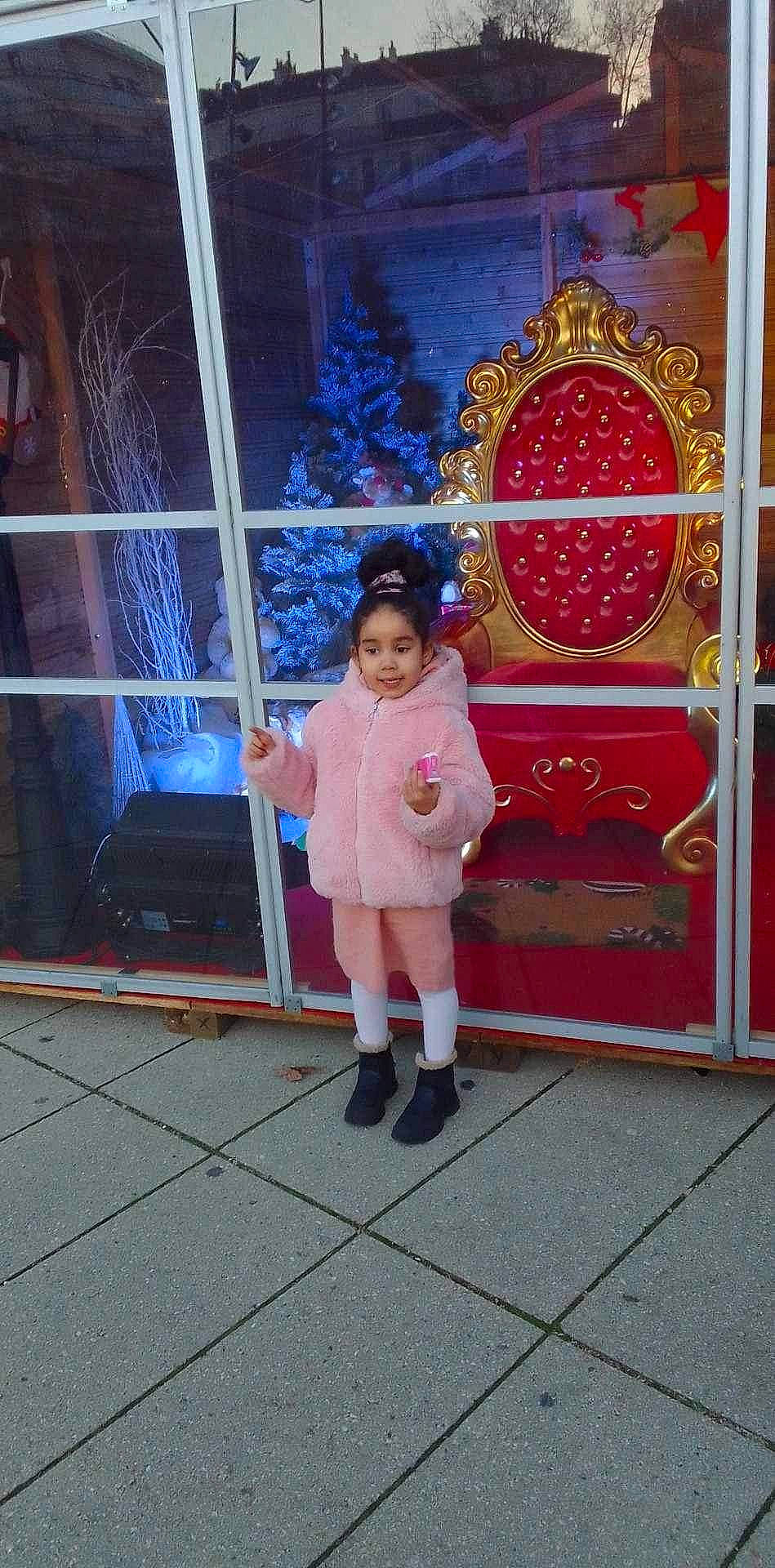 Ambre a rejoint le concours — aidez-le/la à gagner de superbes lots ! baby_toddler_clothing, child, door, event, flooring, fun, holiday, joy, leisure, magenta, ornament, pattern, person, room, smile, toddler, tradition, tree