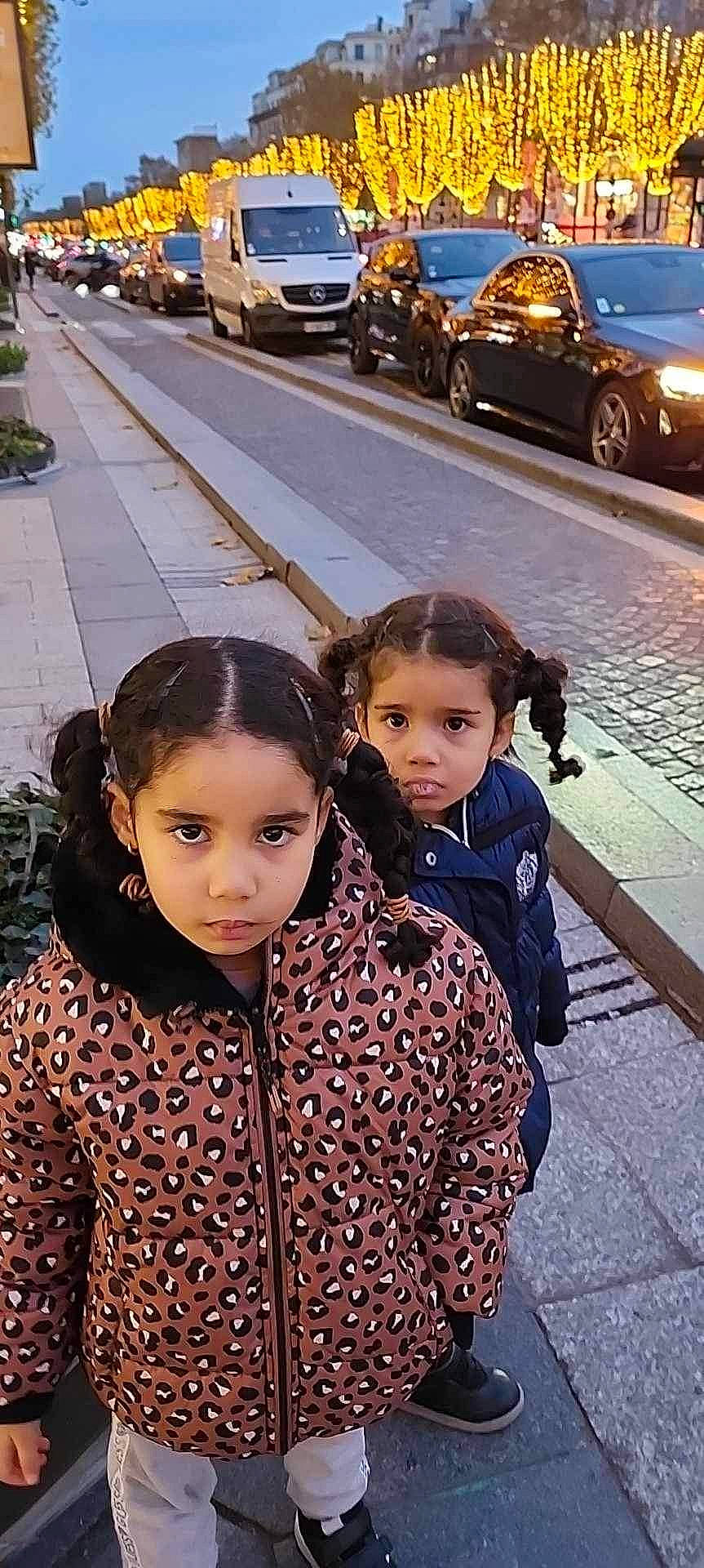 Fleur participe au concours pour gagner de l'argent avec cette photo : asphalt, automotive_lighting, black_hair, car, cool, fashion, hairstyle, happy, infrastructure, jacket, morning, motor_vehicle, people, person, photograph, road, tire, toddler, travel, vehicle