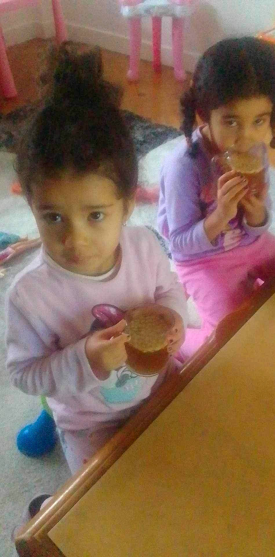 Fleur a rejoint le concours — aidez-le/la à gagner de superbes lots ! adaptation, beauty, child, facial_expression, food, fun, hair, happy, human, kindergarten, leisure, organ, organism, person, play, room, sharing, sitting, skin, toddler