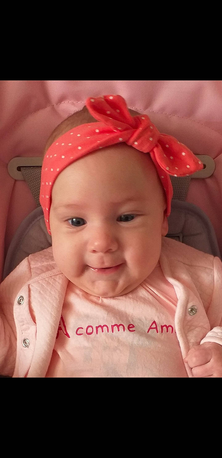 Ayna participe au concours pour gagner de l'argent avec cette photo : baby, baby_toddler_clothing, cheek, chin, ear, eyebrow, eyelash, face, hair_accessory, happy, headband, headgear, headpiece, headwear, iris, lip, magenta, person, pink, skin