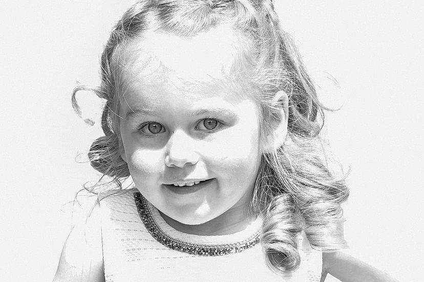 Mila participe au concours pour gagner de l'argent avec cette photo : arm, black, cheek, chin, ear, eye, eyebrow, eyelash, face, flash_photography, hand, iris, joy, lip, mouth, neck, nose, person, skin, smile