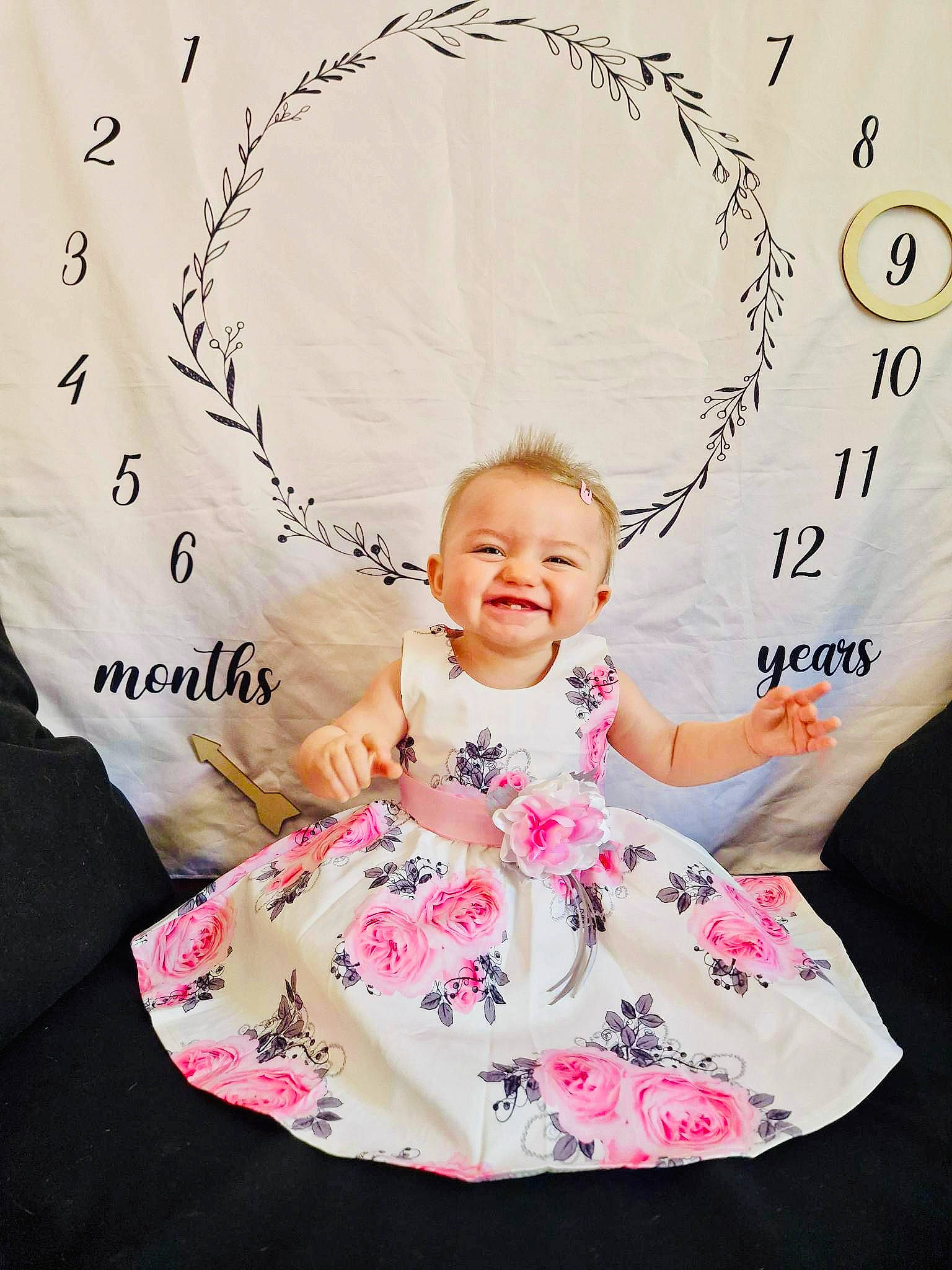 Elina a rejoint le concours — aidez-le/la à gagner de superbes lots ! baby, baby_toddler_clothing, child, event, facial_expression, font, fun, gesture, hairstyle, happy, human, joy, magenta, pattern, person, pink, product, sleeve, t_shirt, textile