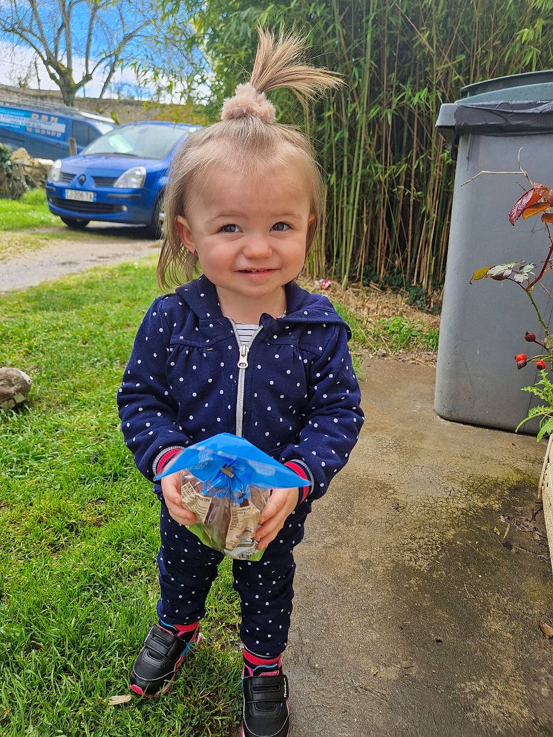 Elina a rejoint le concours — aidez-le/la à gagner de superbes lots ! baby_toddler_clothing, car, electric_blue, eye, flower, fun, garden, grass, grass_family, happy, joy, lawn, leisure, people_in_nature, person, plant, public_space, smile, tire, toddler