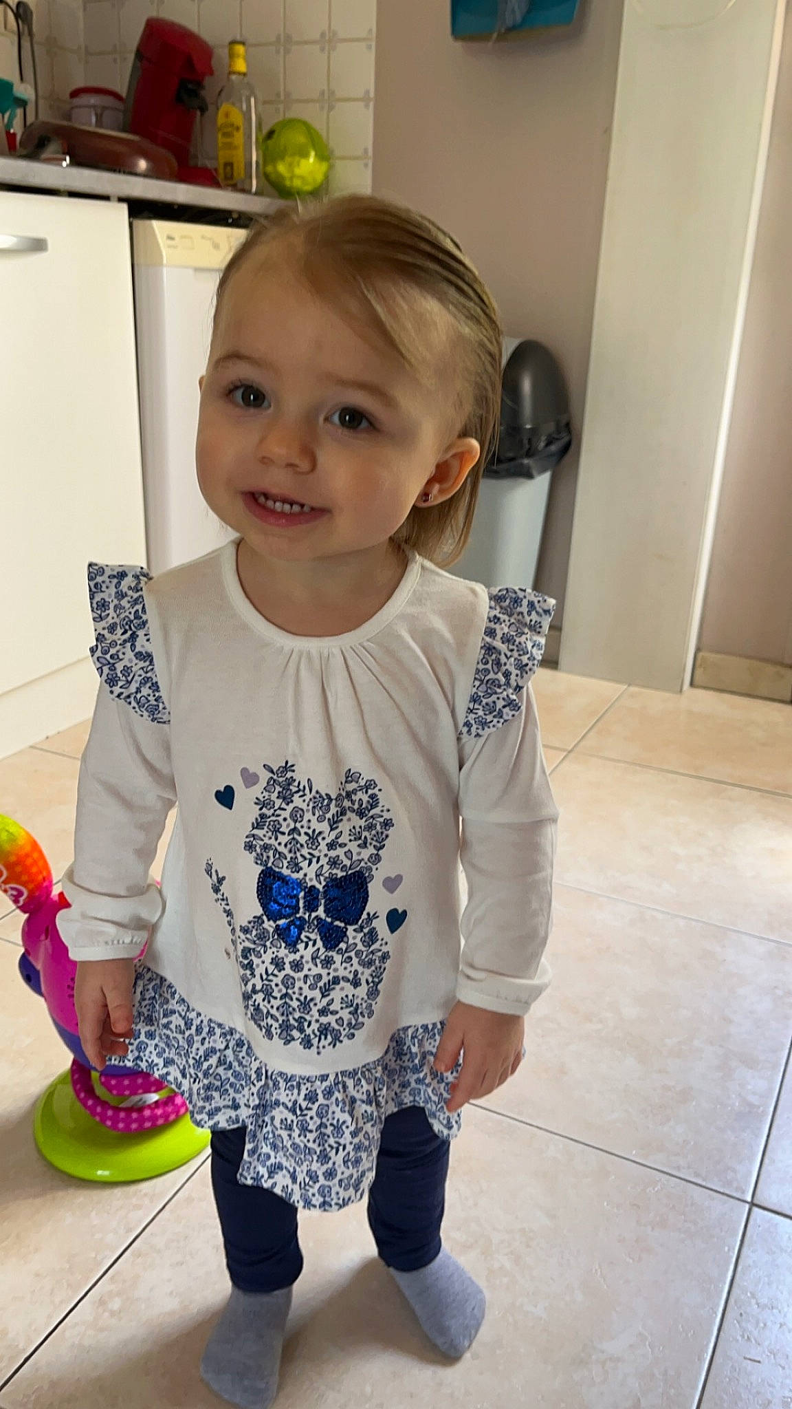 Elina a rejoint le concours — aidez-le/la à gagner de superbes lots ! baby, baby_toddler_clothing, cheek, child, electric_blue, face, facial_expression, floor, flooring, fun, hairstyle, happy, head, home_appliance, joy, kitchen_appliance, pattern, person, sleeve, smile