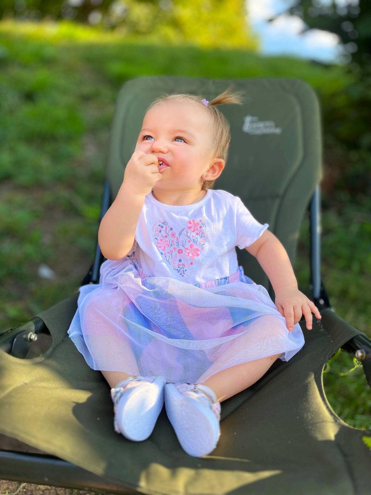 Elina a rejoint le concours — aidez-le/la à gagner de superbes lots ! baby, baby_toddler_clothing, child, child_model, electric_blue, flash_photography, fun, grass, happy, leisure, people_in_nature, person, play, portrait_photography, recreation, sitting, summer, t_shirt, toddler, vacation