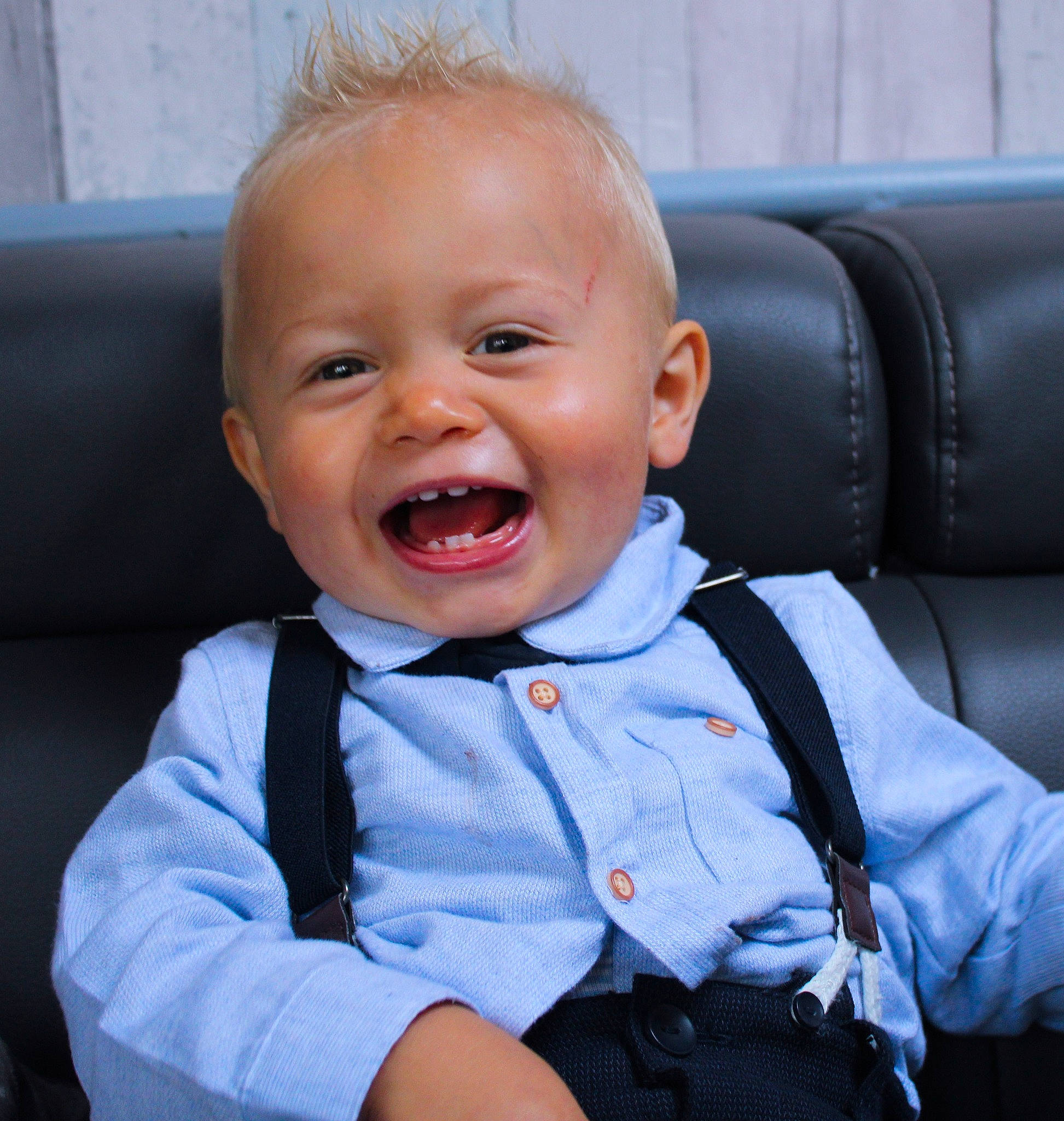 Thimeo participe au concours pour gagner de l'argent avec cette photo : baby, baby_laughing, cheek, child, chin, face, facial_expression, happy, head, laugh, nose, person, sitting, skin, smile, toddler