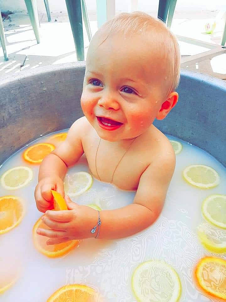 Thimeo participe au concours pour gagner de l'argent avec cette photo : baby, baby_bathing, baby_products, bathing, child, face, facial_expression, fun, person, play, product, skin, smile, toddler