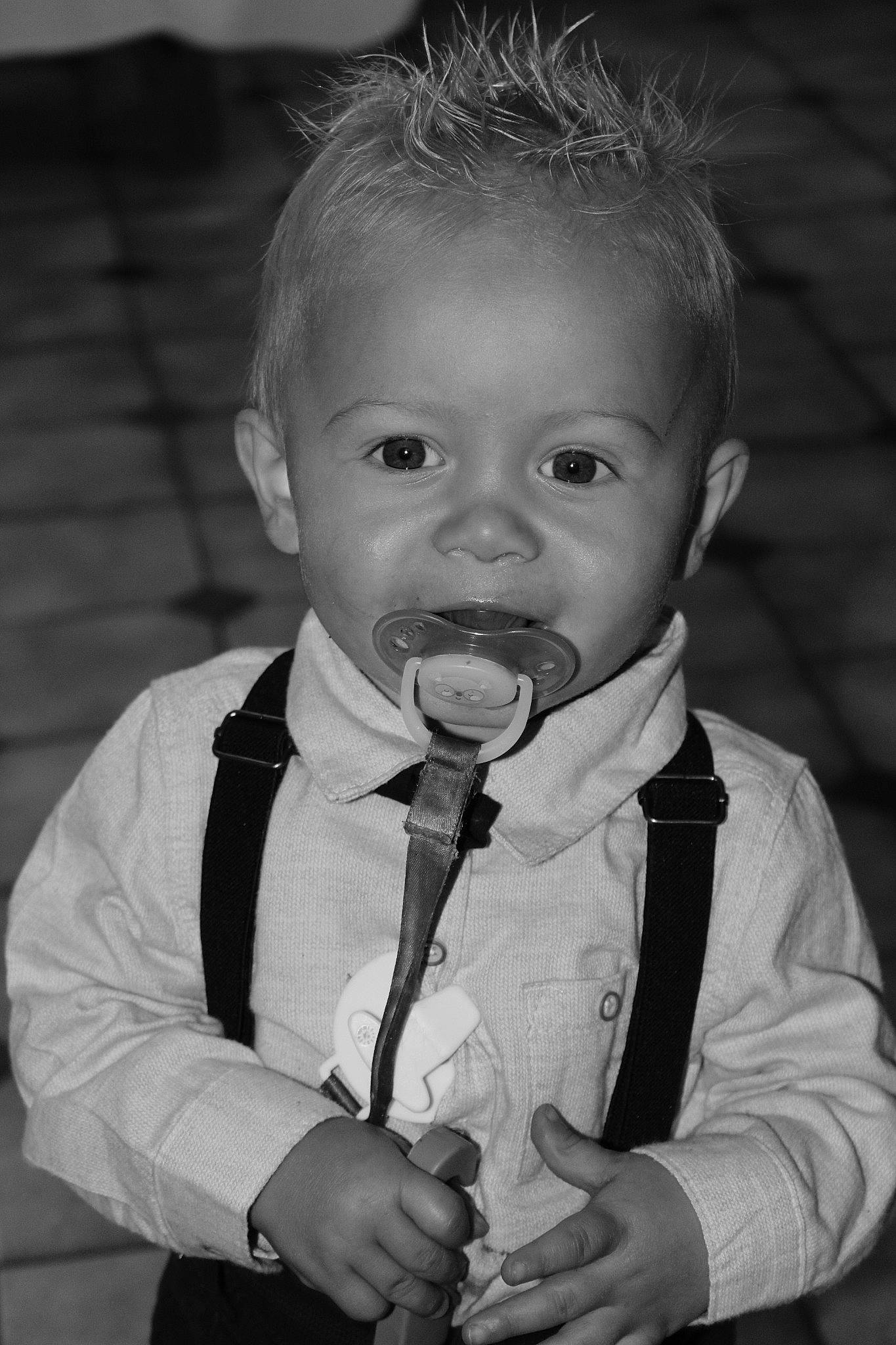 Thimeo a rejoint le concours — aidez-le/la à gagner de superbes lots ! baby, black_and_white, cheek, child, chin, eye, face, formal_wear, head, iris, lip, monochrome, monochrome_photography, mouth, nose, person, photography, smile, standing, suit