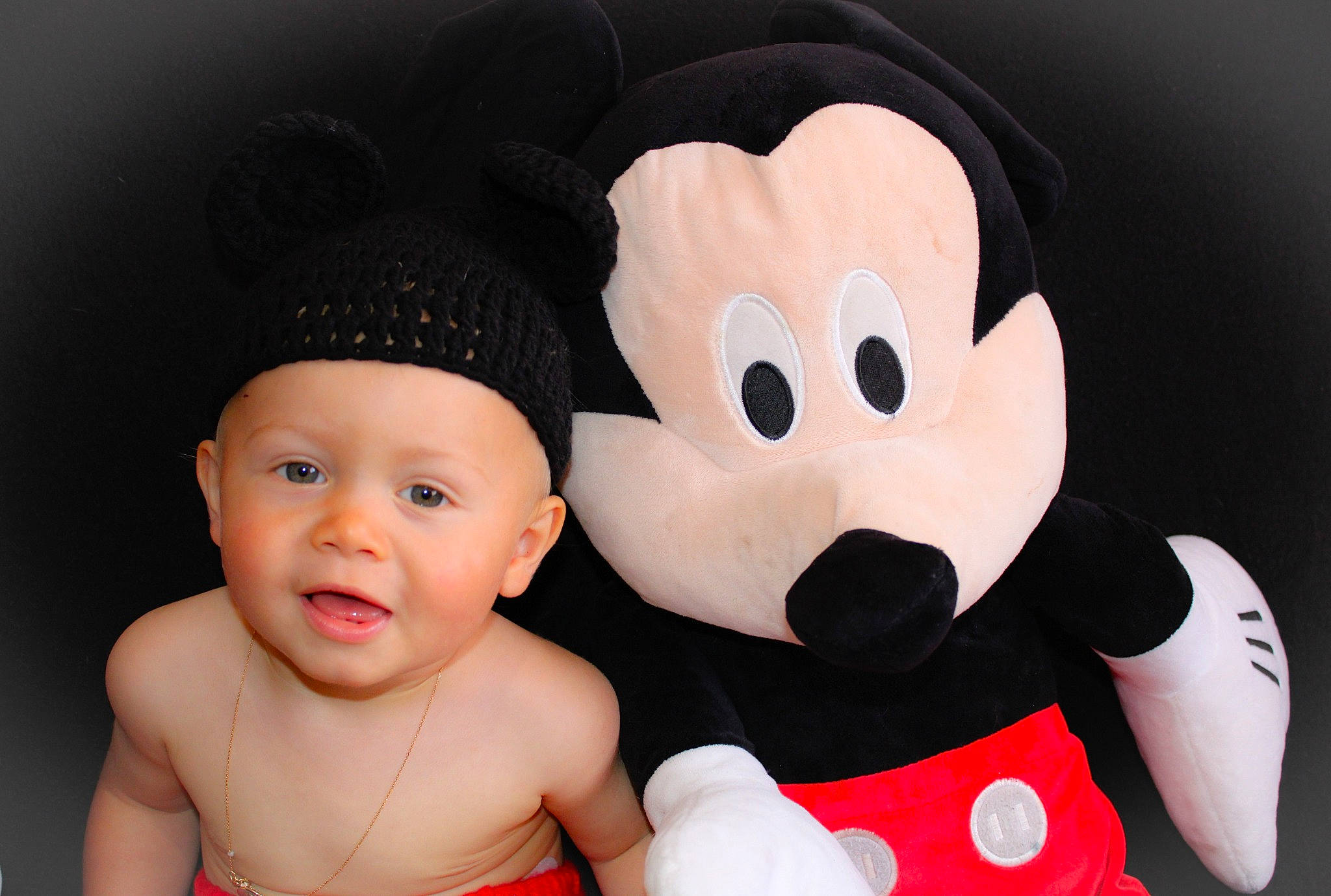 Thimeo participe au concours pour gagner de l'argent avec cette photo : baby, cheek, child, headwear, person, plush, smile, stuffed_toy, textile, toddler, toy