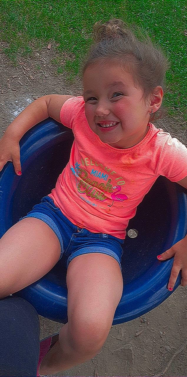 Leana participe au concours pour gagner de l'argent avec cette photo : baby_toddler_clothing, cool, finger, fun, grass, hairstyle, happy, human_body, joy, leg, leisure, mouth, muscle, neck, people_in_nature, person, shorts, shoulder, skin, smile