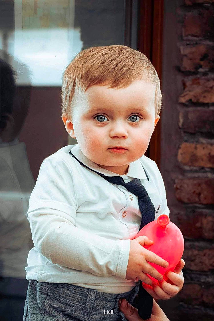 Youri participe au concours pour gagner de l'argent avec cette photo : baby, baby_toddler_clothing, blond, carmine, cheek, child, face, flash_photography, fun, gesture, hand, happy, lip, person, red, sitting, skin, sleeve, standing, t_shirt