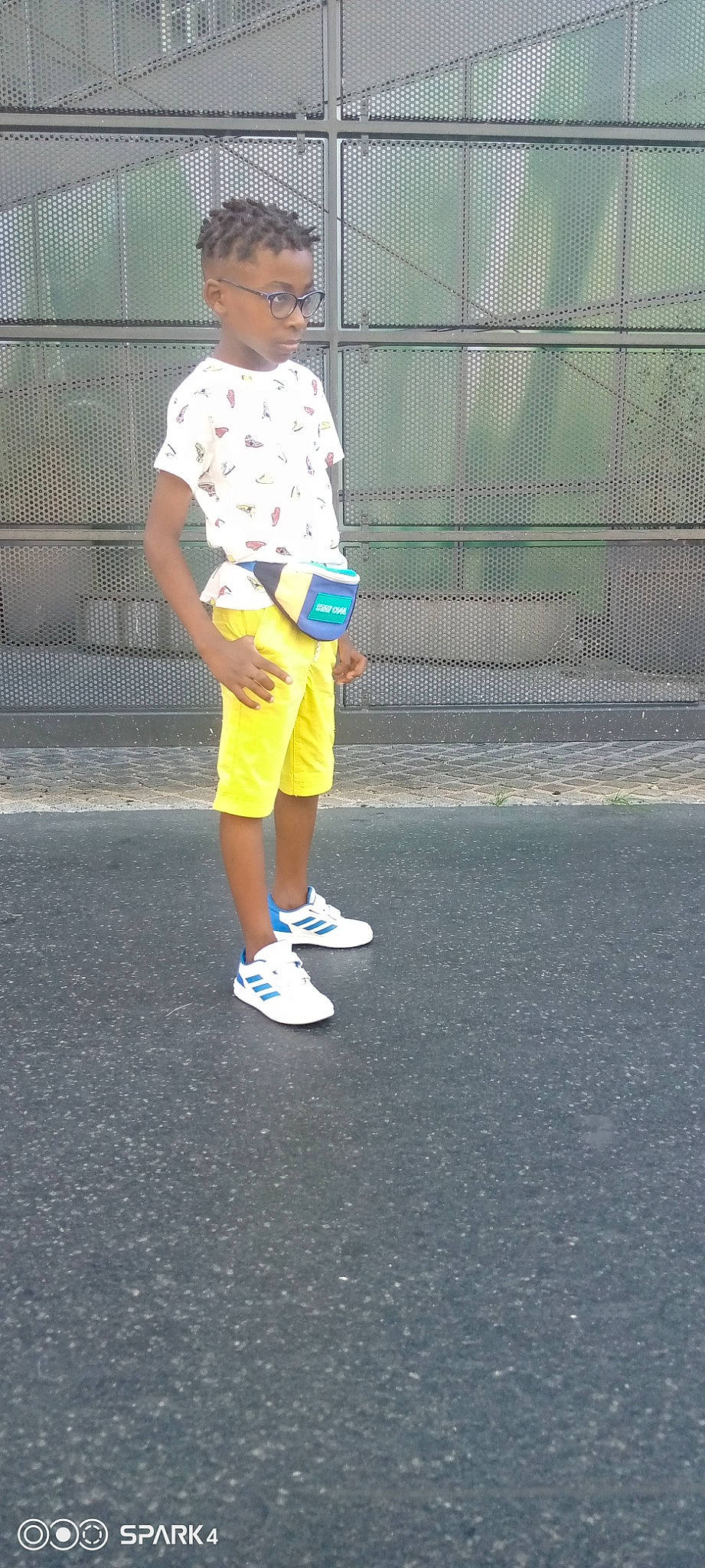 Martial participe au concours pour gagner de l'argent avec cette photo : asphalt, child, electric_blue, fence, fun, human_leg, knee, leisure, pedestrian, person, recreation, road, road_surface, shorts, sleeve, sportswear, street_fashion, t_shirt, thigh, toddler