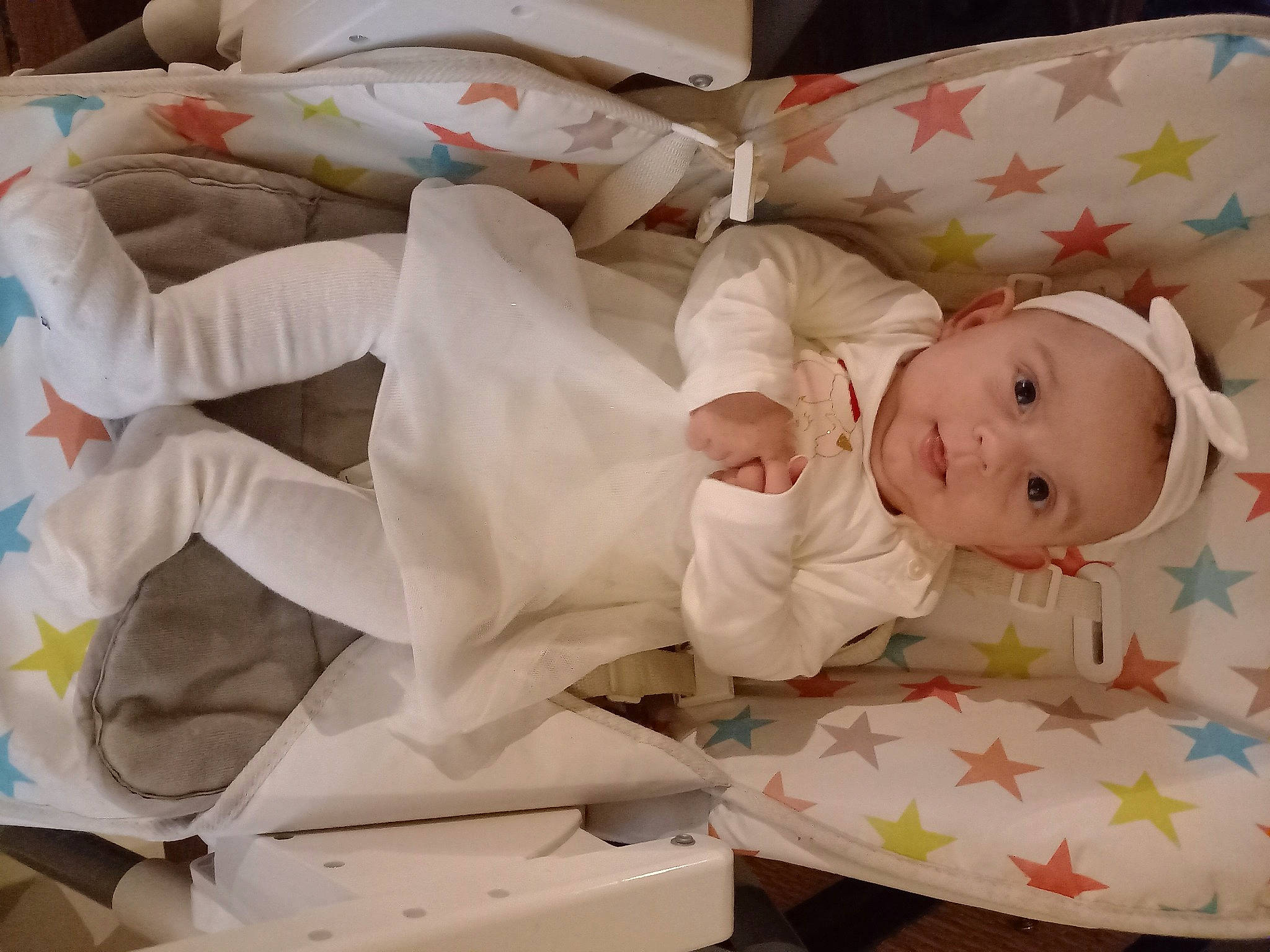 Gisèle a rejoint le concours — aidez-le/la à gagner de superbes lots ! baby, baby_products, baby_safety, baby_sleeping, baby_toddler_clothing, bedding, bedtime, carmine, child, comfort, flooring, headwear, linens, nap, person, product, room, sitting, sleep, smile