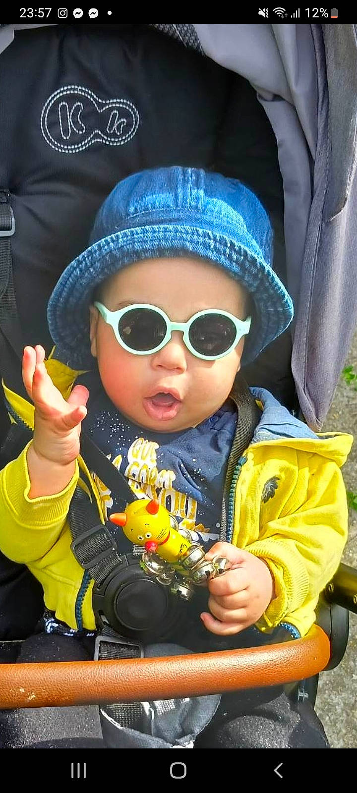 Ayan a rejoint le concours — aidez-le/la à gagner de superbes lots ! baseball_cap, blue, cap, cool, eyewear, facial_expression, finger, glasses, goggles, hand, headgear, headwear, outerwear, person, personal_protective_equipment, plant, product, sleeve, sunglasses, toddler