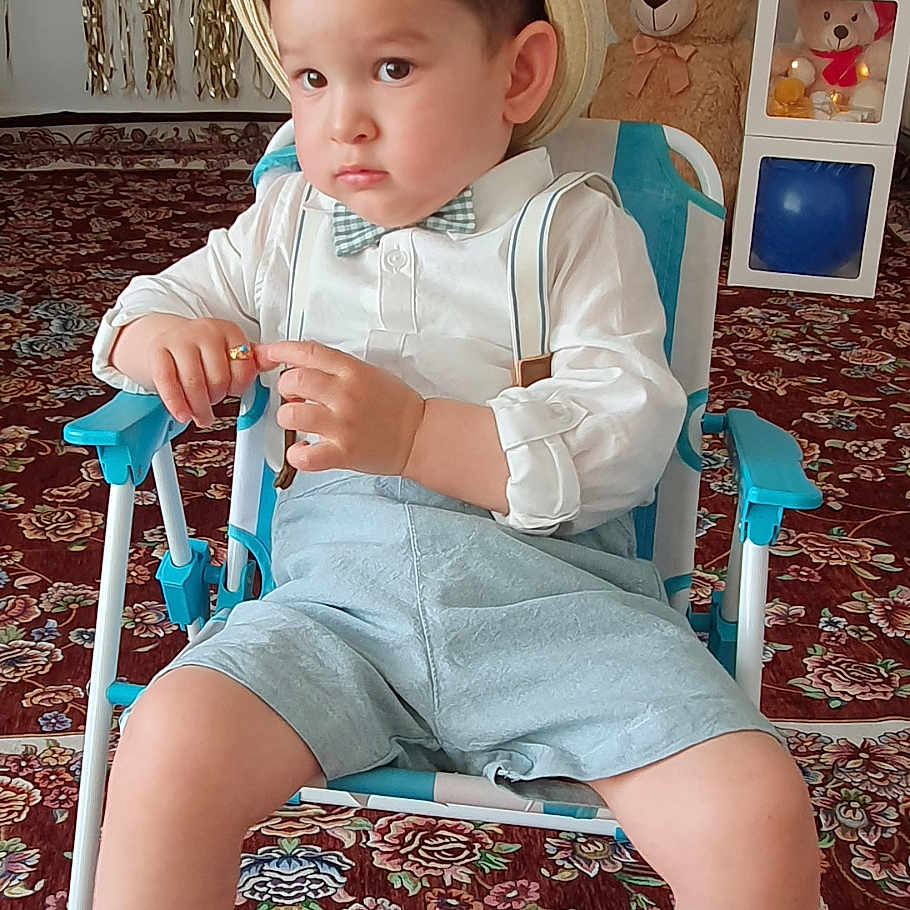 Hasnain a rejoint le concours — aidez-le/la à gagner de superbes lots ! bodypart, boy, chair, child, clothing, face, finger, furniture, hand, hat, head, homedecor, indoors, male, pants, person, photography, portrait, shorts, sitting