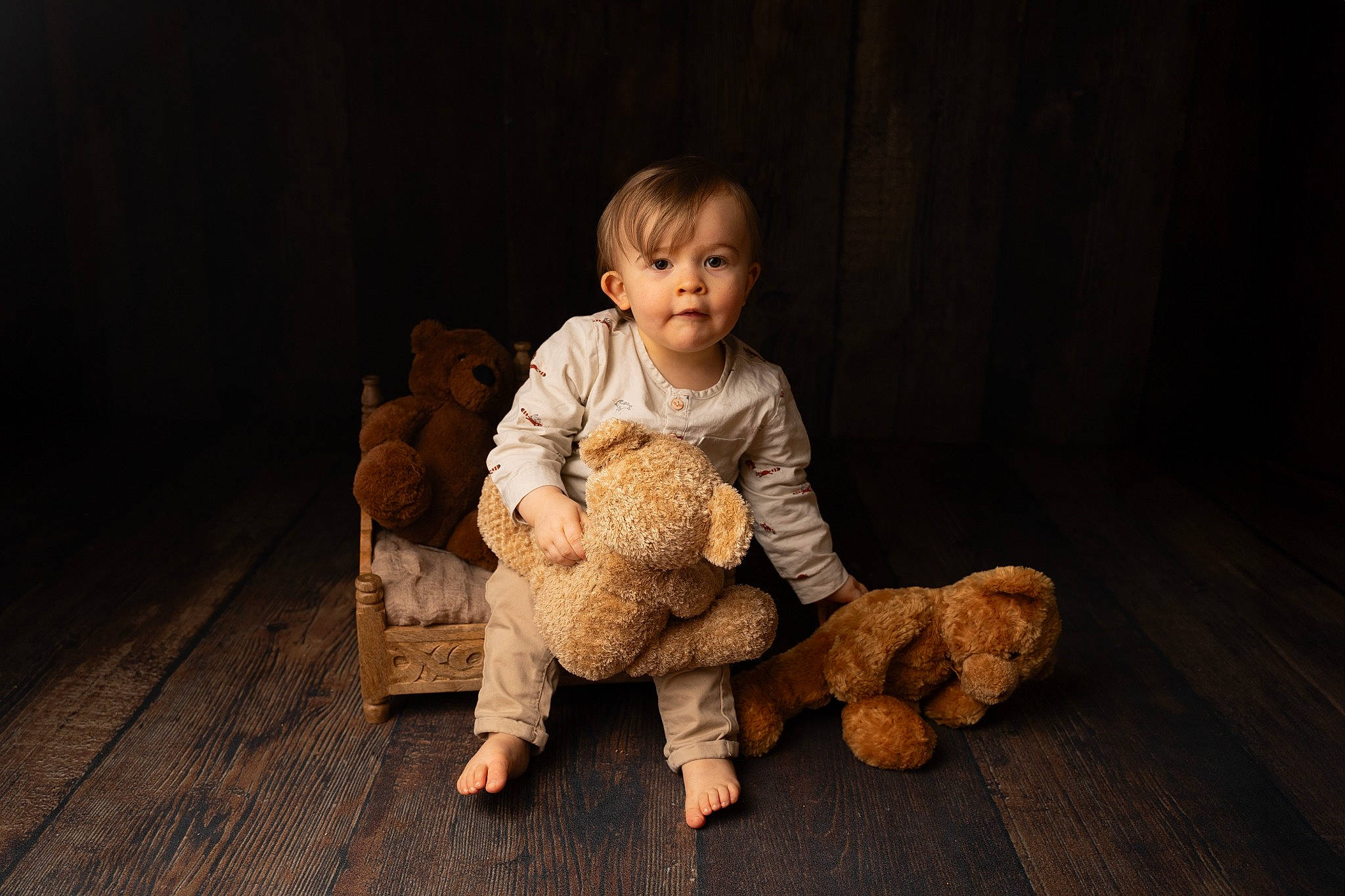 Eden participe au concours pour gagner de l'argent avec cette photo : cheek, child, comfort, curtain, darkness, flash_photography, floor, flooring, foot, fun, fur, happy, hardwood, human_leg, person, sitting, stuffed_toy, thumb, toddler, toy