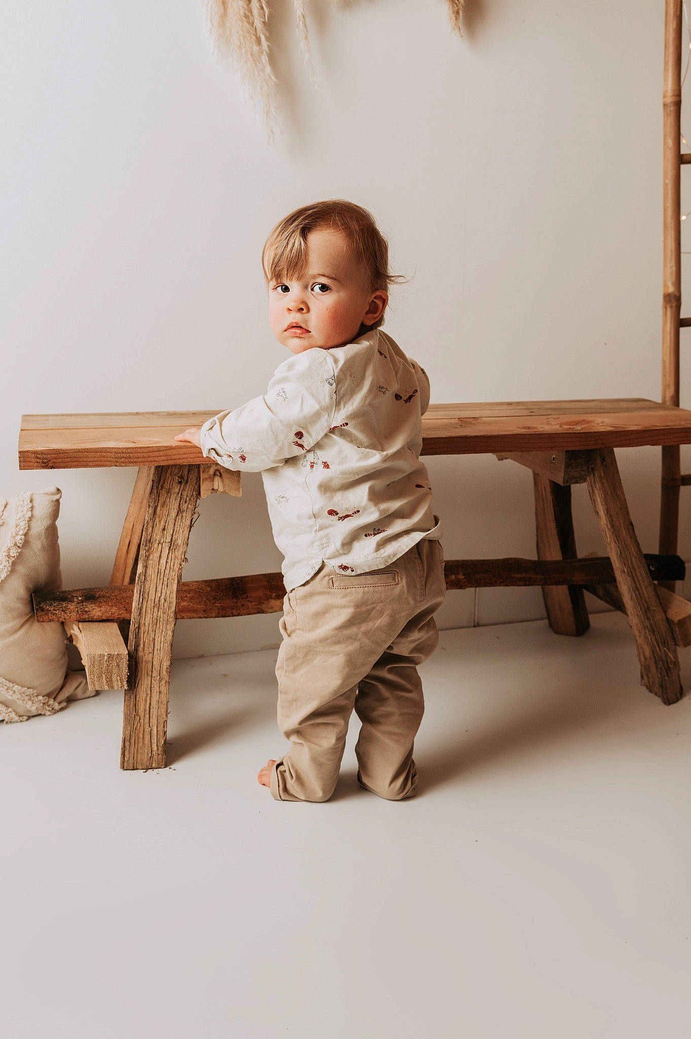 Eden a rejoint le concours — aidez-le/la à gagner de superbes lots ! baby, baby_toddler_clothing, chair, child, comfort, dress, floor, flooring, foot, hardwood, leisure, outdoor_furniture, person, room, sitting, table, toddler, tree, wood, wood_flooring