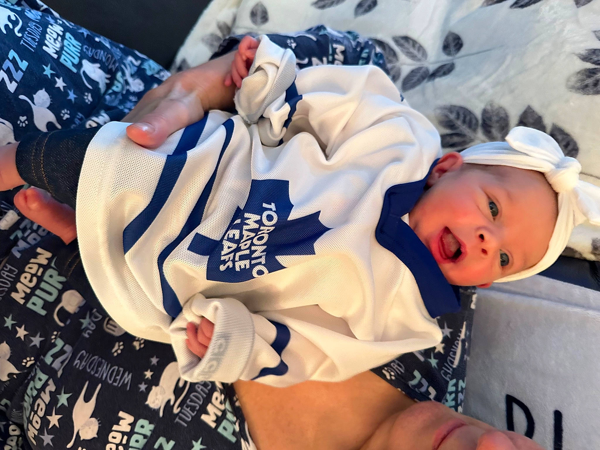 Ariana is registered to the contest to win money with this photo: carmine, child, elbow, finger, fun, gesture, happy, hat, human_leg, knee, pattern, person, shorts, sleeve, sportswear, sun_hat, t_shirt, thigh, thumb, toddler