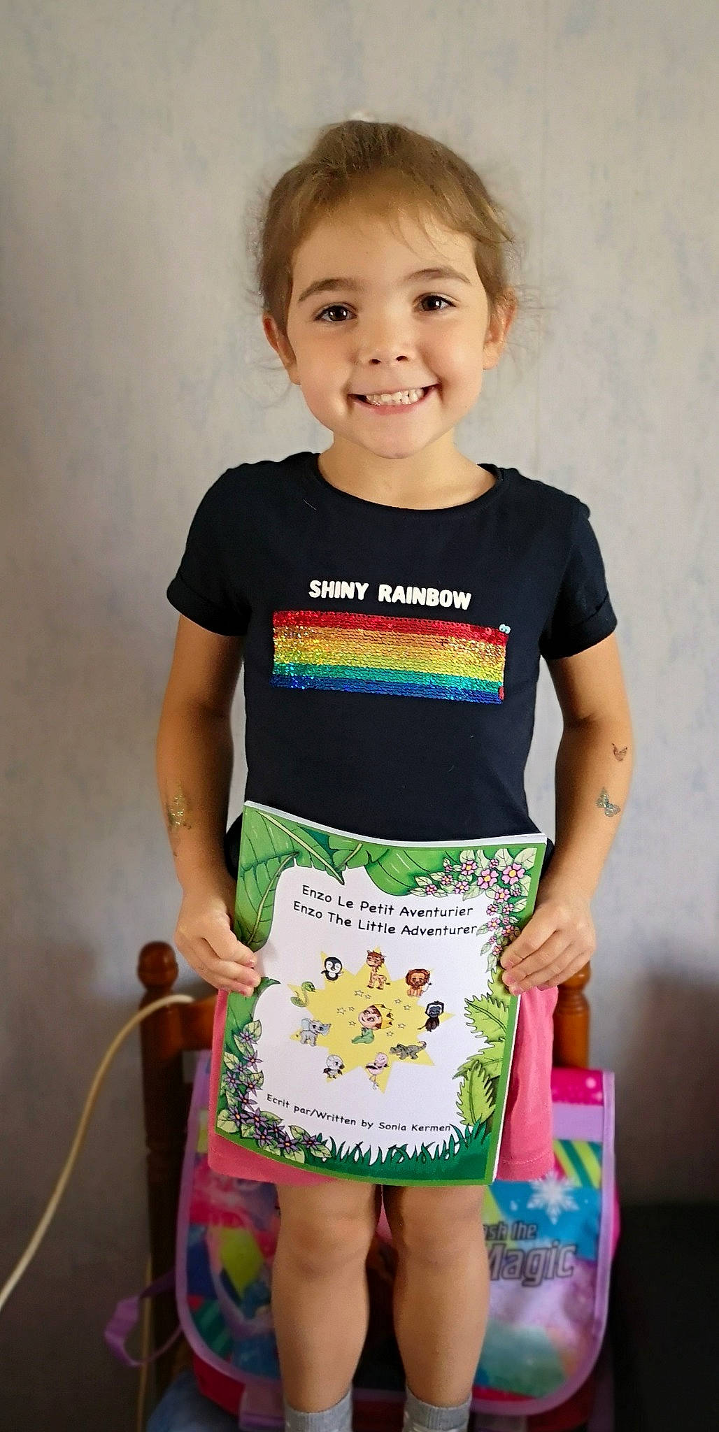 Jade participe au concours pour gagner de l'argent avec cette photo : baby_toddler_clothing, child, face, fashion_design, fun, hair, happy, joy, organ, pattern, people, person, product, sleeve, smile, standing, street_fashion, t_shirt, thigh, toddler