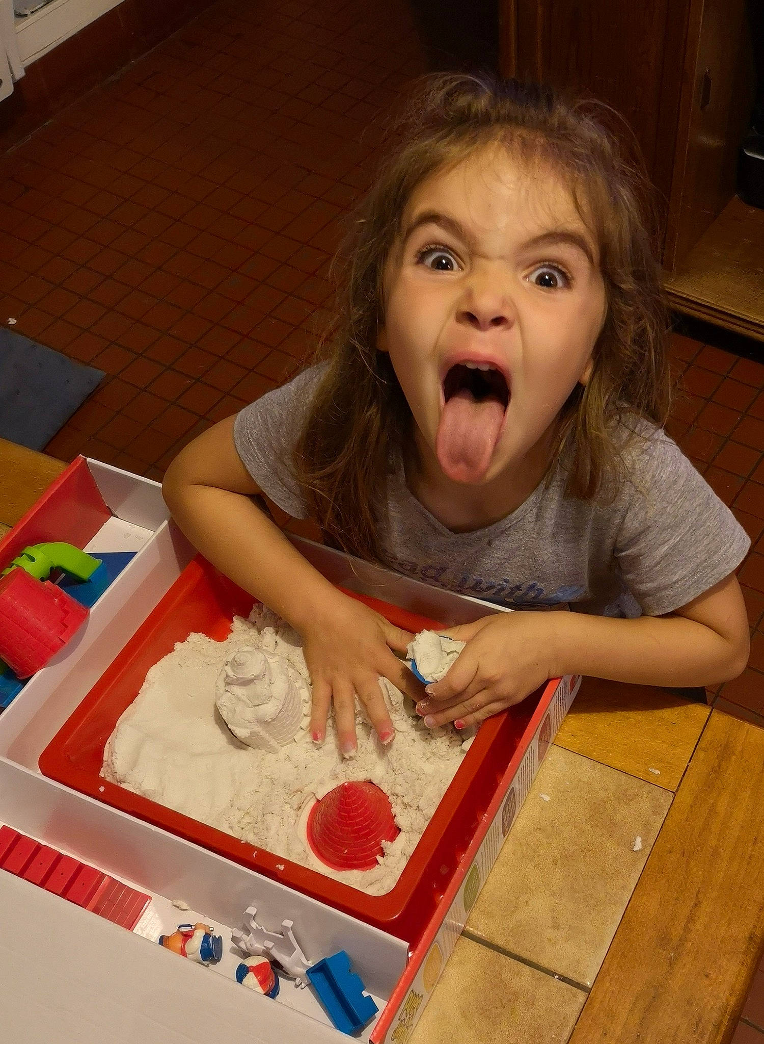 Jade a rejoint le concours — aidez-le/la à gagner de superbes lots ! anger, buttercream, cake_decorating, chair, child, cuisine, flooring, food, fun, happy, hardwood, icing, person, sharing, smile, surprise, sweetness, table, tableware, toddler