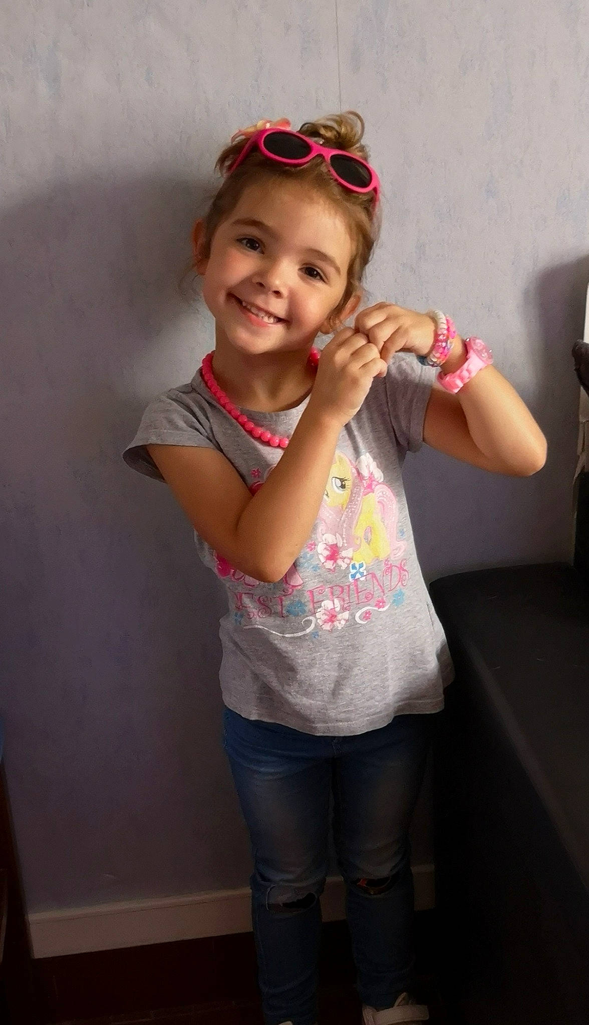 Jade a rejoint le concours — aidez-le/la à gagner de superbes lots ! arm, baby_toddler_clothing, clothing, cool, fashion, flash_photography, gesture, happy, joint, joy, lip, mouth, neck, person, pink, shoulder, skin, sleeve, smile, standing