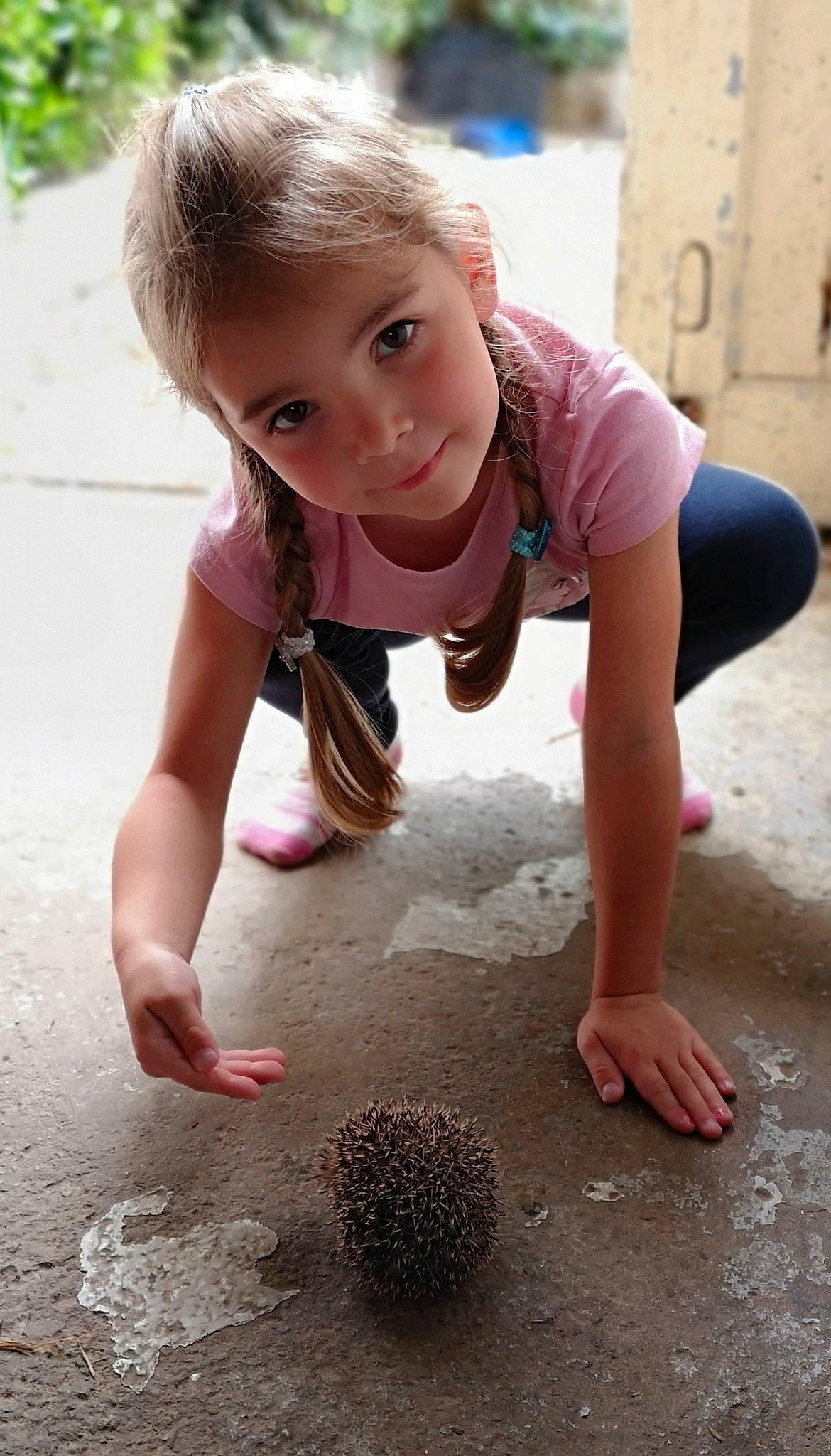 Jade participe au concours pour gagner de l'argent avec cette photo : adaptation, automotive_tire, child, floor, flooring, foot, fun, grass, hand, leisure, mammal, person, plant, road_surface, shoe, smile, sneakers, t_shirt, toddler, water