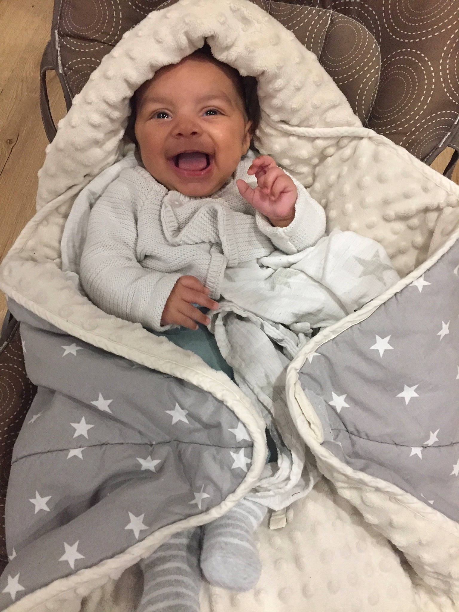 Timéo participe au concours pour gagner de l'argent avec cette photo : baby, baby_products, baby_safety, baby_sleeping, baby_toddler_clothing, bedding, cheek, child, comfort, happy, linens, person, portrait_photography, product, room, sitting, skin, sleeve, smile, textile