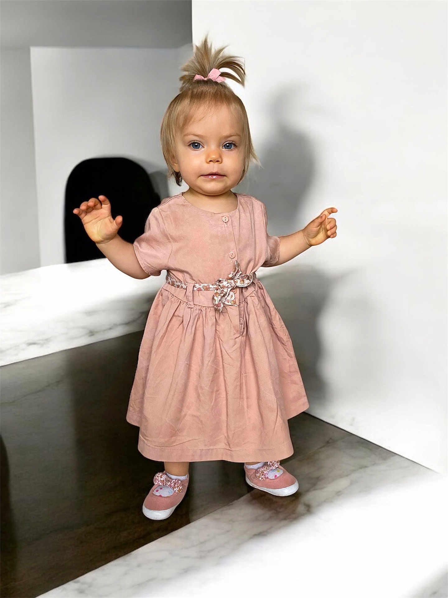 Jade a rejoint le concours — aidez-le/la à gagner de superbes lots ! toddler, child, girl, pink_dress, standing, shoes, pony_tail, bow, marble_floor, shadow, indoor, wall, cute, portrait, person, young_child, happy, clothing, footwear, blonde_hair