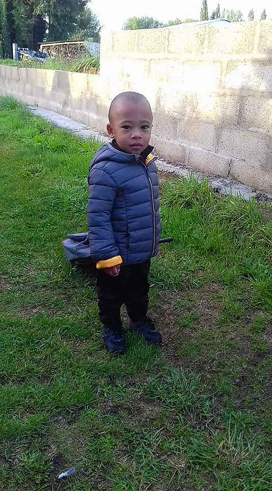 Lassana a rejoint le concours — aidez-le/la à gagner de superbes lots ! child, grass, lawn, outerwear, person, plant, toddler