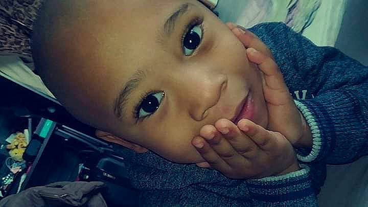 Lassana participe au concours pour gagner de l'argent avec cette photo : baby, blue, cheek, child, chin, close_up, eye, eyebrow, face, facial_expression, finger, forehead, hair, head, lip, nose, organ, person, skin, smile