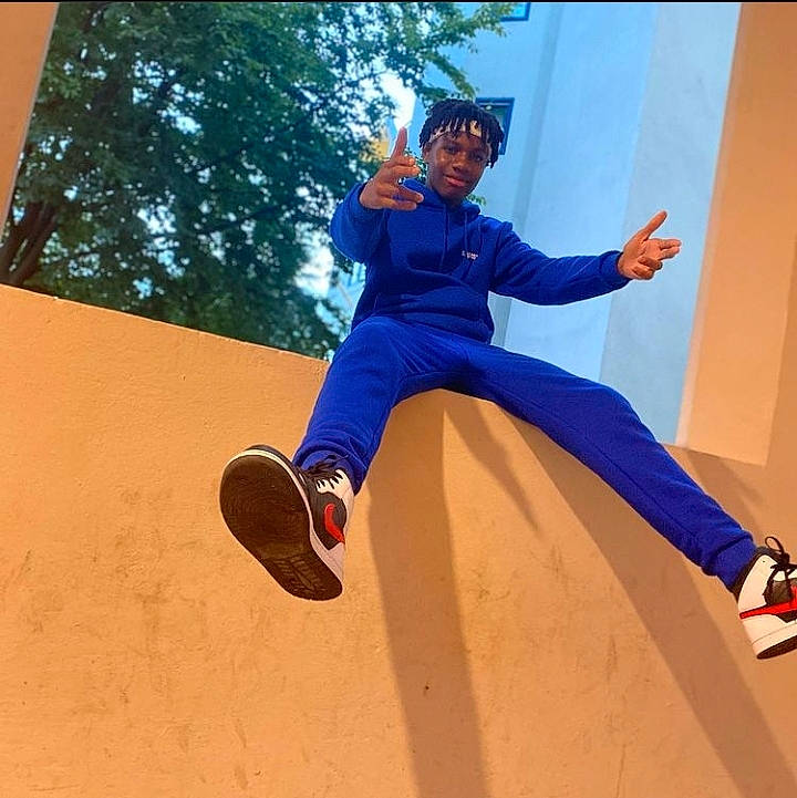 Jephté participe au concours pour gagner de l'argent avec cette photo : electric_blue, footwear, fun, happy, hat, headwear, helmet, human_leg, joy, knee, leisure, person, recreation, rolling, shoe, sky, sneakers, sports, sportswear, street_fashion