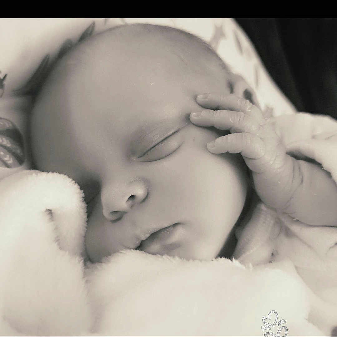 Théa a rejoint le concours — aidez-le/la à gagner de superbes lots ! baby, blanket, calm, child, closeup, cozy, cute, face, hand, infant, monochrome, newborn, peaceful, portrait, resting, skin, sleeping, soft, tender, young
