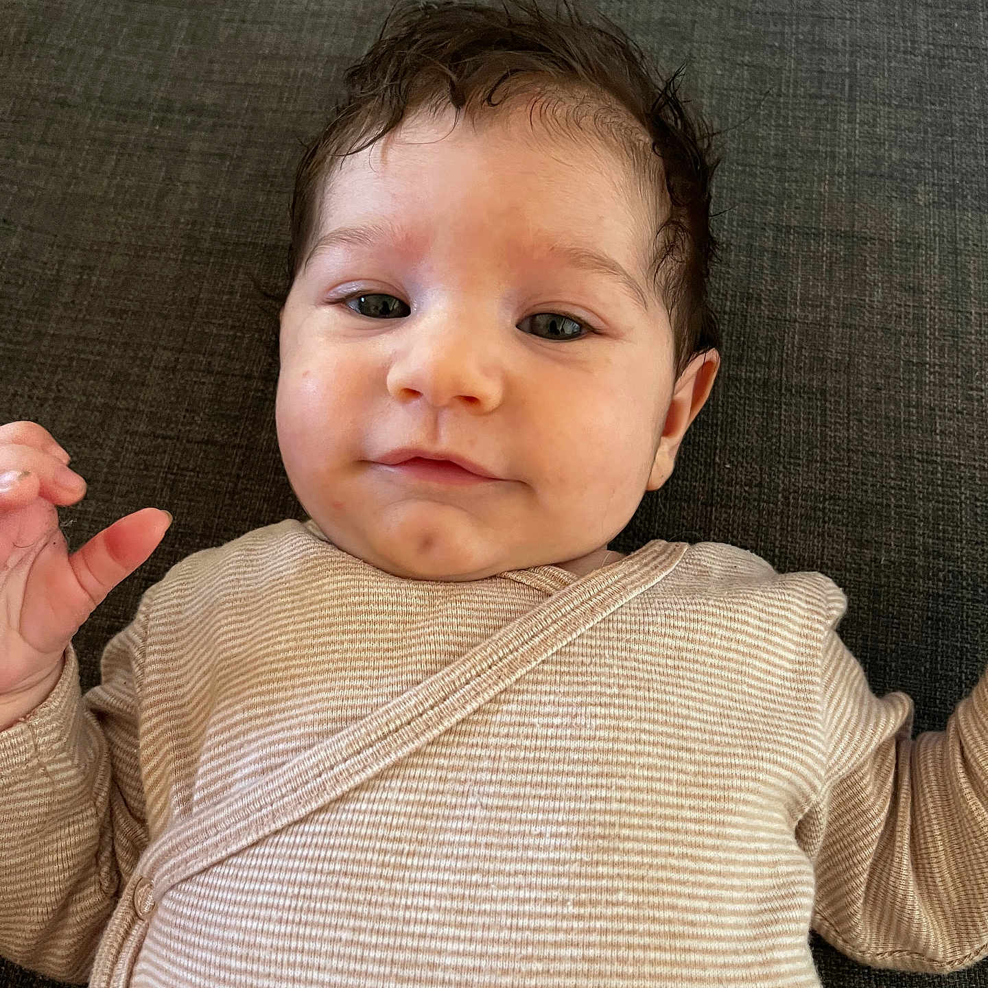 évie participe au concours pour gagner de l'argent avec cette photo : baby, bodypart, clothing, couch, cushion, face, finger, furniture, hand, happy, head, homedecor, knitwear, longsleeve, person, photography, portrait, sleeve, smile, sweater