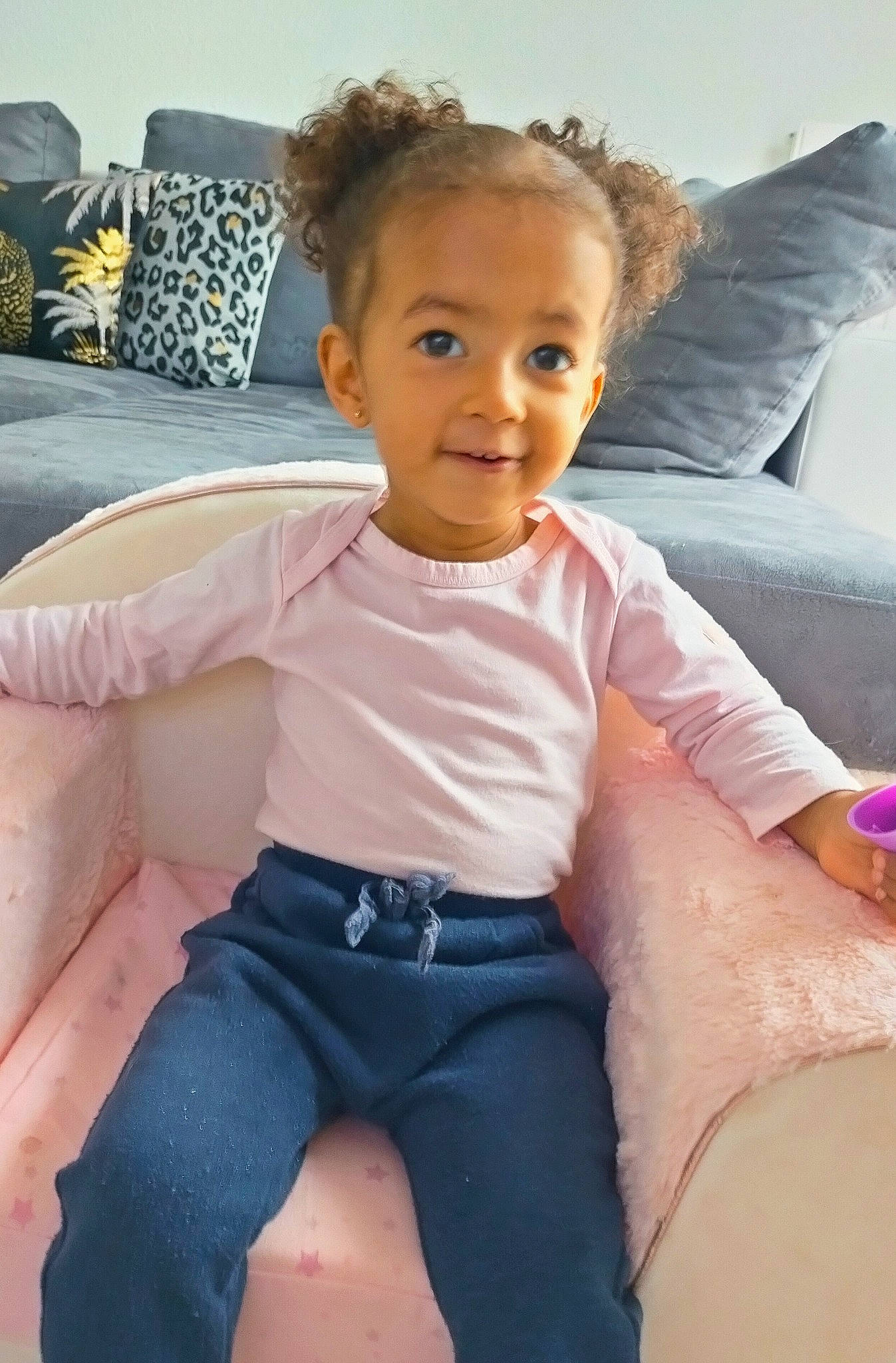 Shaïna a rejoint le concours — aidez-le/la à gagner de superbes lots ! arm, baby_toddler_clothing, cheek, comfort, eye, gesture, hair, hairstyle, happy, head, joint, joy, knee, lip, neck, person, pink, skin, sleeve, smile