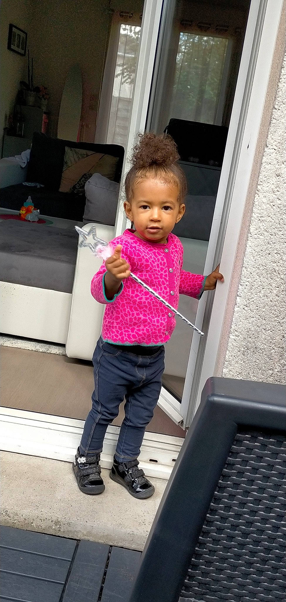 Shaïna participe au concours pour gagner de l'argent avec cette photo : baby, baby_toddler_clothing, bag, black, child, door, fun, home_door, magenta, pattern, person, pink, product, sleeve, stairs, standing, street_fashion, television, toddler, travel
