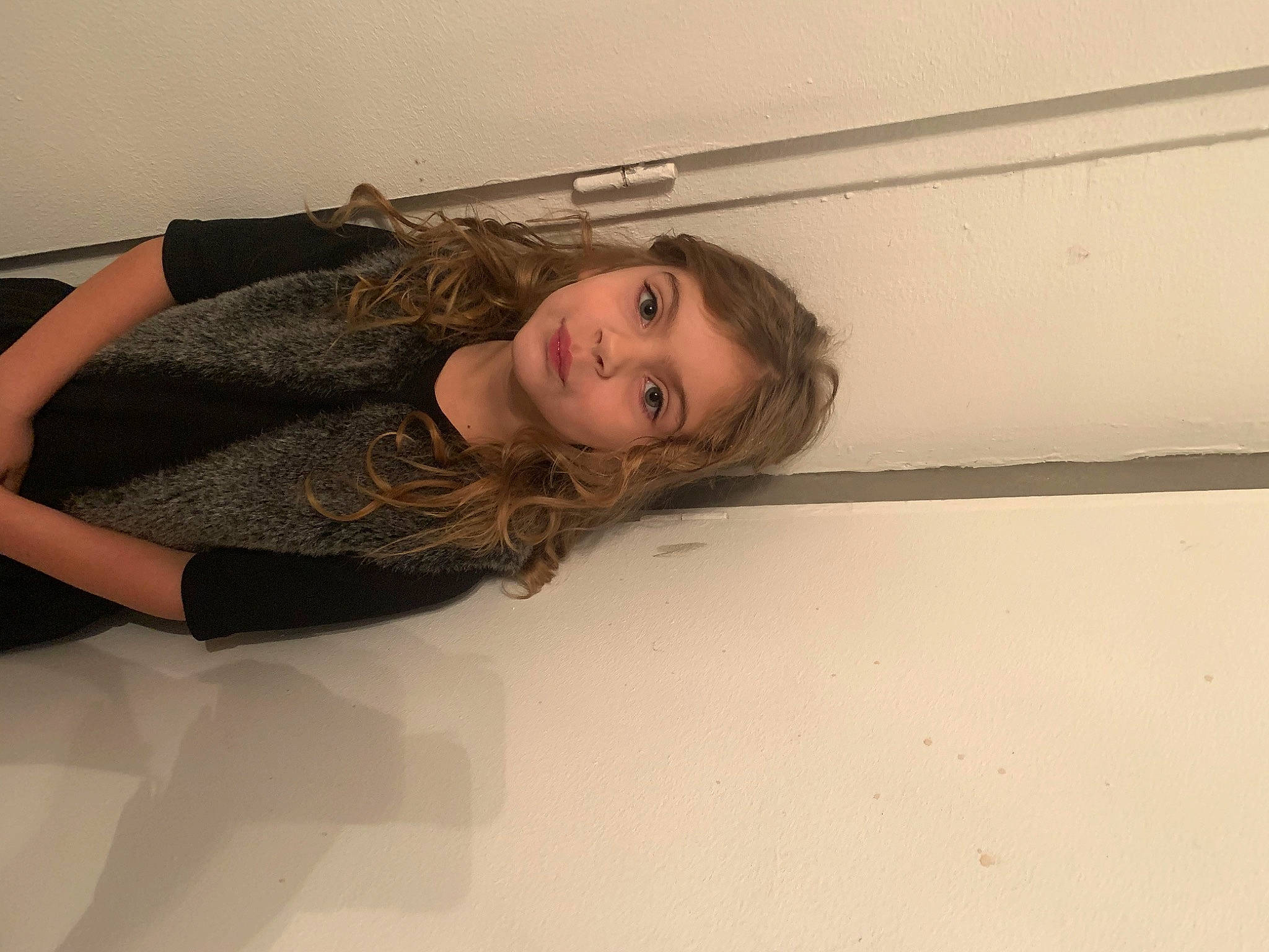 Lyanna participe au concours pour gagner de l'argent avec cette photo : blond, brown_hair, comfort, dress, elbow, eyelash, fashion_design, flash_photography, floor, flooring, fun, human_leg, knee, long_hair, neck, person, room, smile, thigh, waist